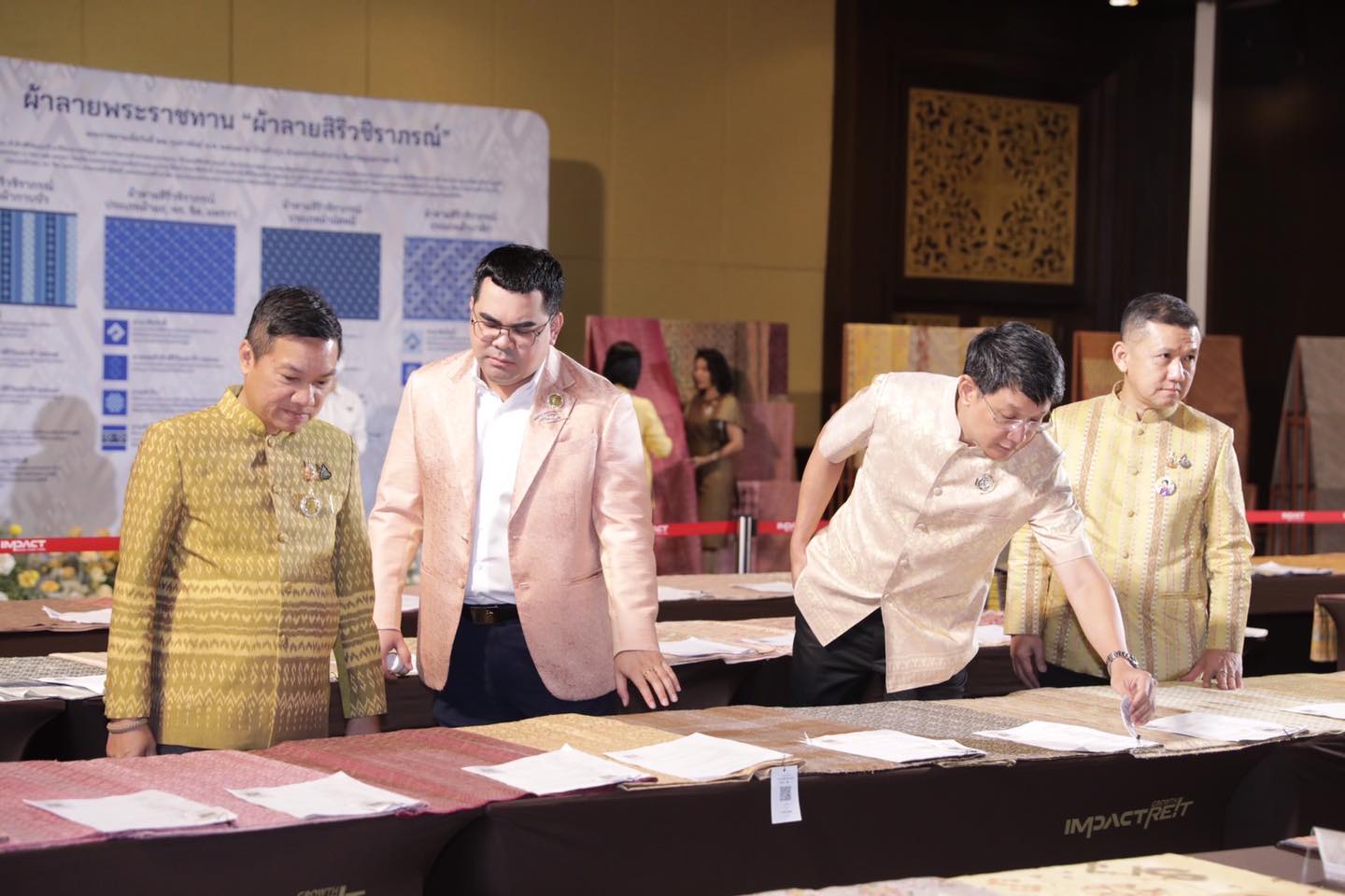 อนุทิน” เปิดการประกวดผ้าลายพระราชทาน “ผ้าลายสิริวชิราภรณ์” รอบรองชนะเลิศ เน้นย้ำข้าราชการมหาดไทยน้อมนำพระดำริทูลกระหม่อมสิริวัณณวรีฯ ต่อยอดคุณค่าของผ้าไทย สร้างรายได้พี่น้องประชาชนจากภูมิปัญญาท้องถิ่น