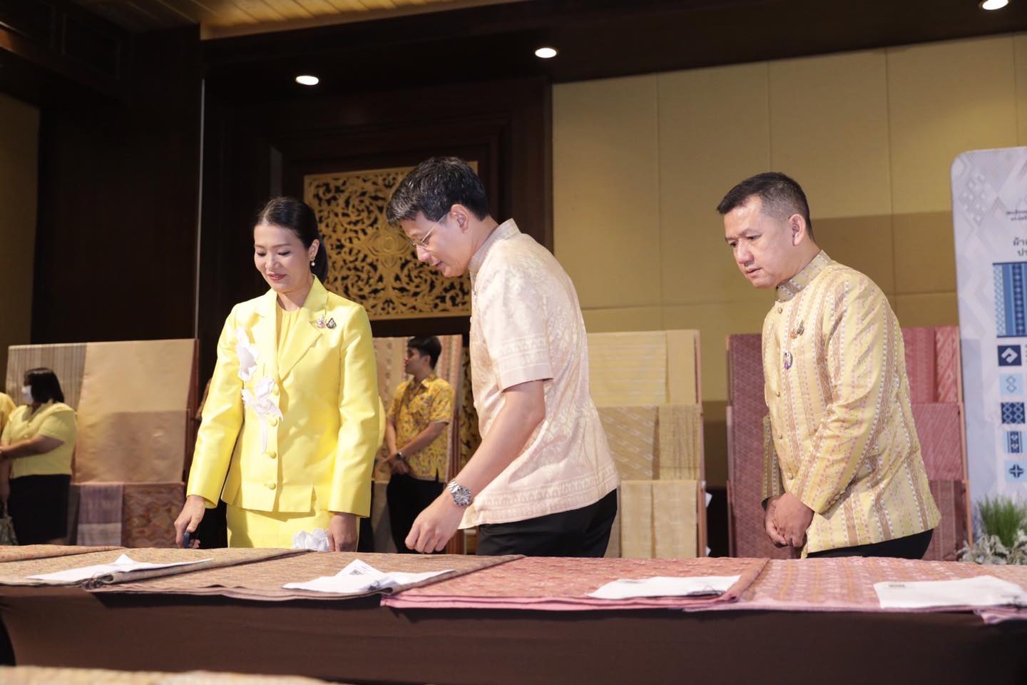 อนุทิน” เปิดการประกวดผ้าลายพระราชทาน “ผ้าลายสิริวชิราภรณ์” รอบรองชนะเลิศ เน้นย้ำข้าราชการมหาดไทยน้อมนำพระดำริทูลกระหม่อมสิริวัณณวรีฯ ต่อยอดคุณค่าของผ้าไทย สร้างรายได้พี่น้องประชาชนจากภูมิปัญญาท้องถิ่น