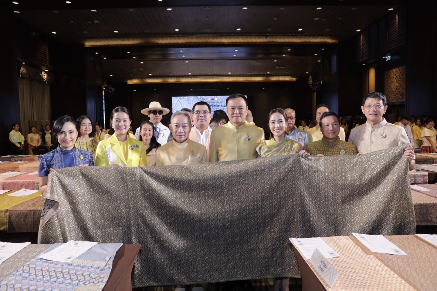 อนุทิน” เปิดการประกวดผ้าลายพระราชทาน “ผ้าลายสิริวชิราภรณ์” รอบรองชนะเลิศ เน้นย้ำข้าราชการมหาดไทยน้อมนำพระดำริทูลกระหม่อมสิริวัณณวรีฯ ต่อยอดคุณค่าของผ้าไทย สร้างรายได้พี่น้องประชาชนจากภูมิปัญญาท้องถิ่น