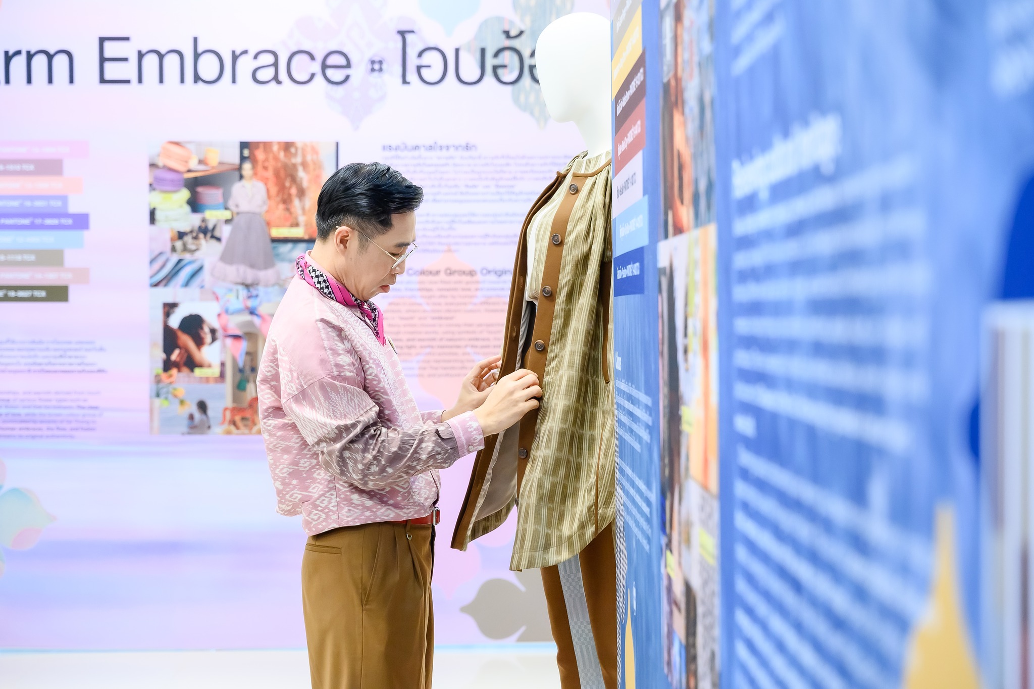 พช. สาดสีสันโทนไทยให้กระฉ่อนไกลสู่สากลโลก จัดประชุมวิชาการ Symposium การพัฒนาองค์ความรู้เพื่อการพัฒนาผลิตภัณฑ์สู่สากล ประจำปี 2567Thai Textiles Trend Book Spring/Summer 2025