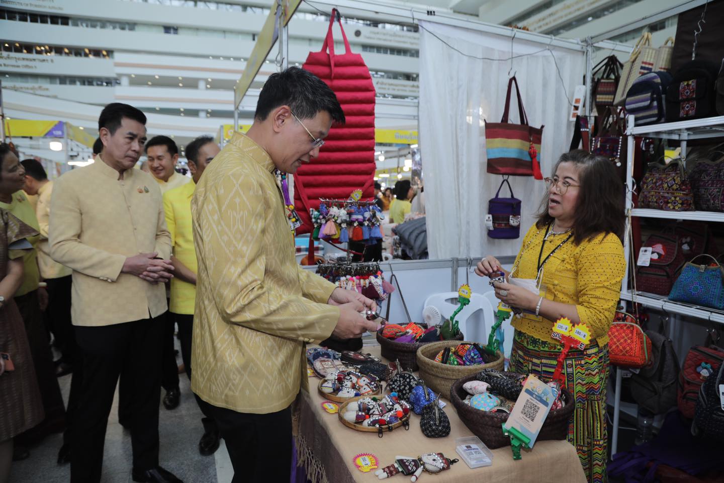 กรมการพัฒนาชุมชน จัดใหญ่ เอาใจสายช้อป หนุนผลิตภัณฑ์ล้ำค่าจากฝีมือคนไทย ยกทัพสินค้า OTOP จากภูมิปัญญาท้องถิ่น เข้าเมืองกรุงกว่า 450 ร้านค้า ประเดิมที่แรก ศูนย์ราชการฯ แจ้งวัฒนะ