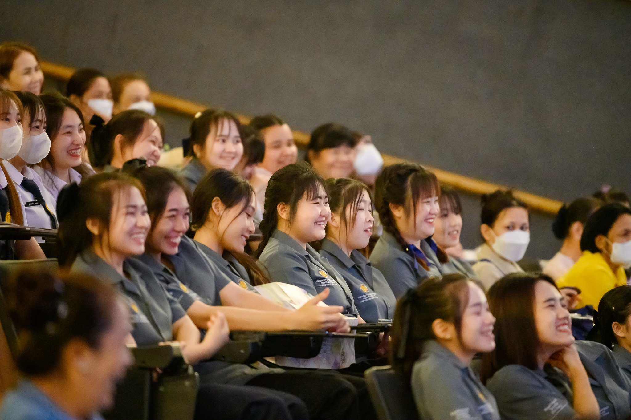 พช. สาดสีสันโทนไทยให้กระฉ่อนไกลสู่สากลโลก จัดประชุมวิชาการ Symposium การพัฒนาองค์ความรู้เพื่อการพัฒนาผลิตภัณฑ์สู่สากล ประจำปี 2567Thai Textiles Trend Book Spring/Summer 2025