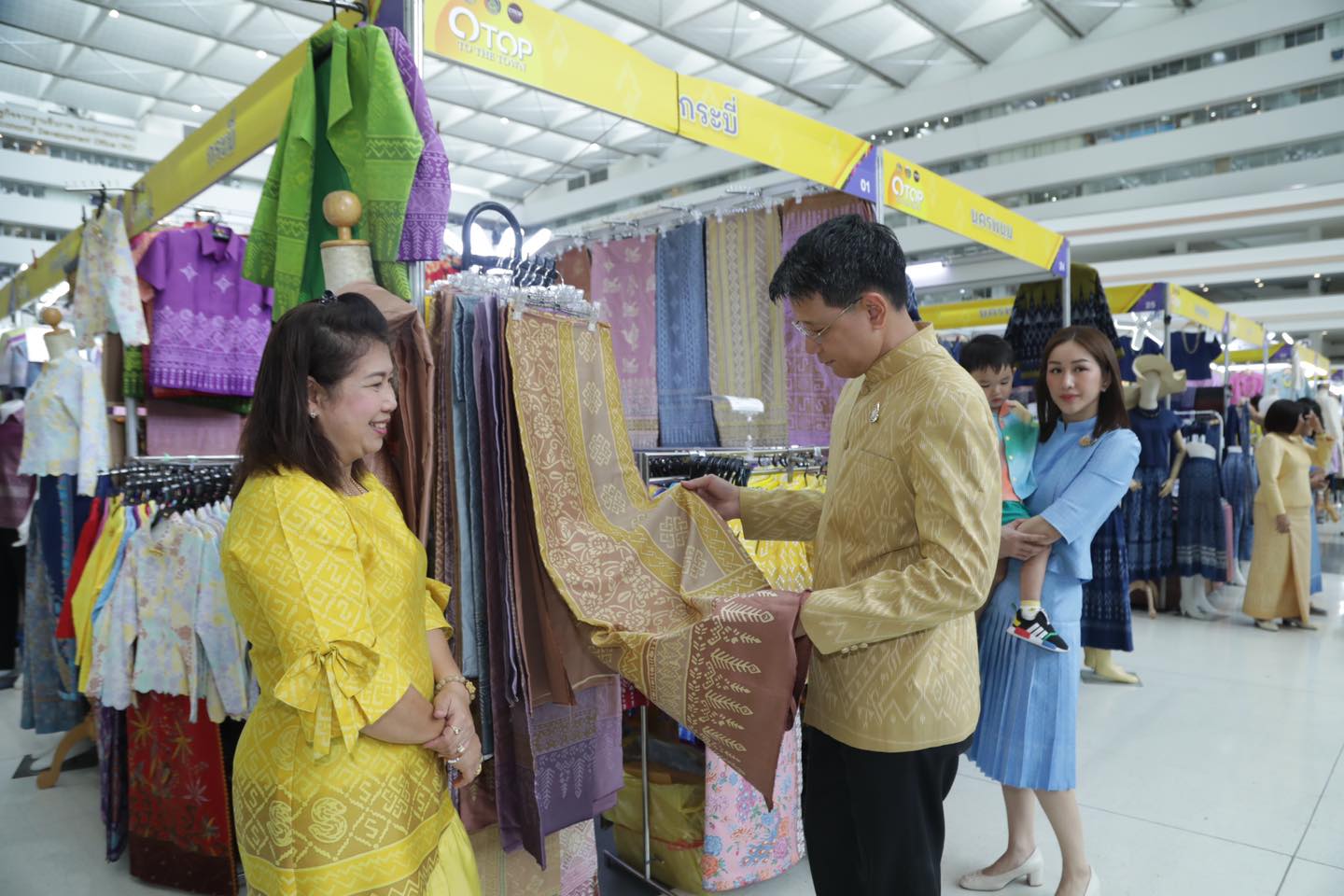 กรมการพัฒนาชุมชน จัดใหญ่ เอาใจสายช้อป หนุนผลิตภัณฑ์ล้ำค่าจากฝีมือคนไทย ยกทัพสินค้า OTOP จากภูมิปัญญาท้องถิ่น เข้าเมืองกรุงกว่า 450 ร้านค้า ประเดิมที่แรก ศูนย์ราชการฯ แจ้งวัฒนะ