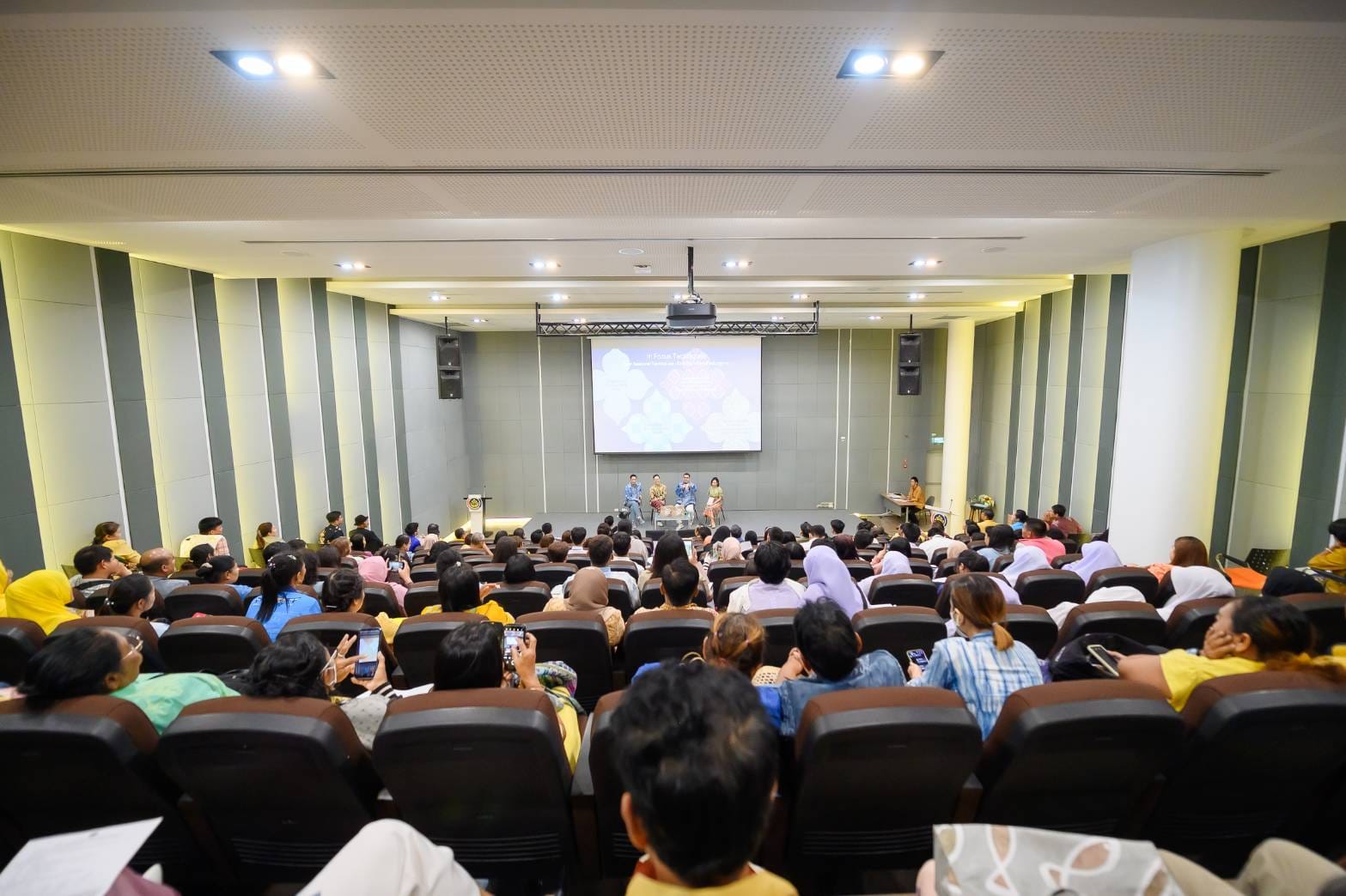 พช. จัดประชุมวิชาการ Symposium การพัฒนาองค์ความรู้เพื่อการพัฒนาผลิตภัณฑ์สู่สากล ประจำปี 2567 Thai Textiles Trend Book Spring/Summer 2025 จุดดำเนินการที่ 2 จังหวัดสงขลา หวังปลุกกระแสโทนไทยให้ล้ำหน้าสู่สากล