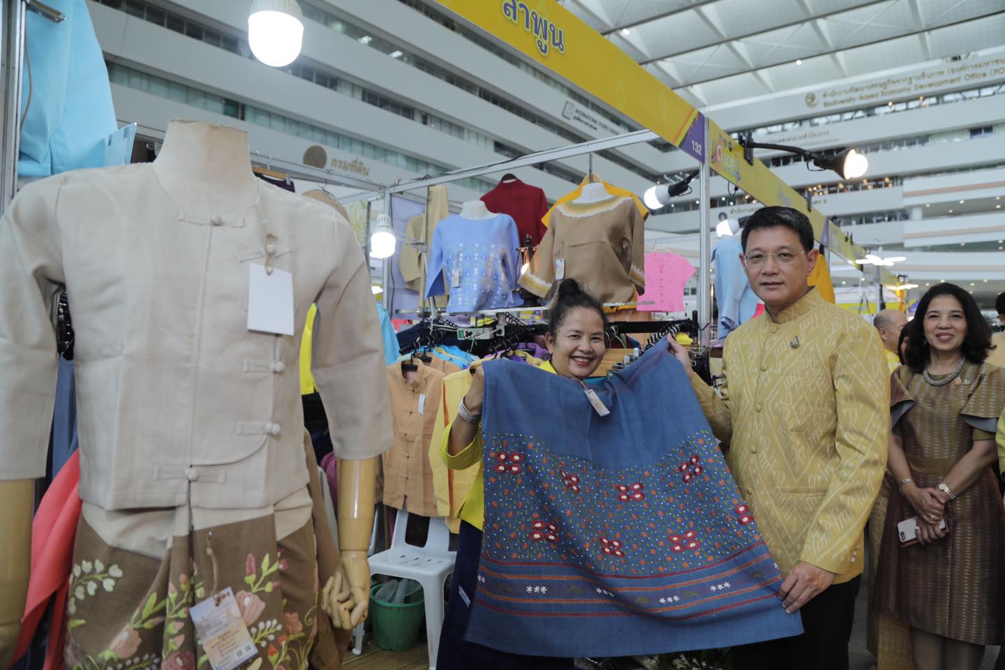 กรมการพัฒนาชุมชน จัดใหญ่ เอาใจสายช้อป หนุนผลิตภัณฑ์ล้ำค่าจากฝีมือคนไทย ยกทัพสินค้า OTOP จากภูมิปัญญาท้องถิ่น เข้าเมืองกรุงกว่า 450 ร้านค้า ประเดิมที่แรก ศูนย์ราชการฯ แจ้งวัฒนะ