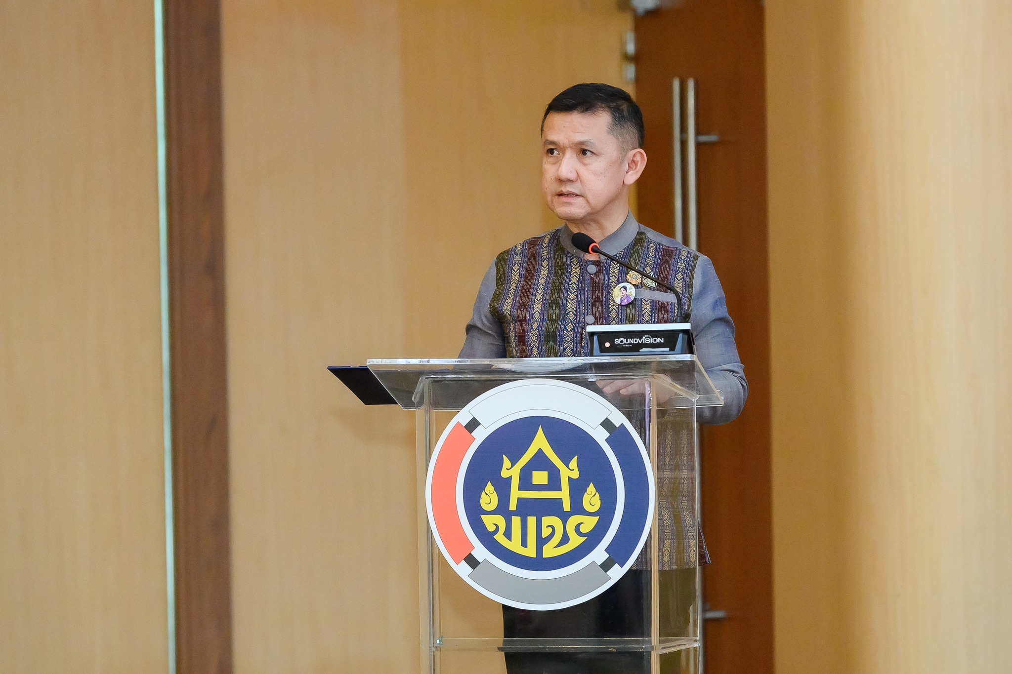 พช. สาดสีสันโทนไทยให้กระฉ่อนไกลสู่สากลโลก จัดประชุมวิชาการ Symposium การพัฒนาองค์ความรู้เพื่อการพัฒนาผลิตภัณฑ์สู่สากล ประจำปี 2567Thai Textiles Trend Book Spring/Summer 2025