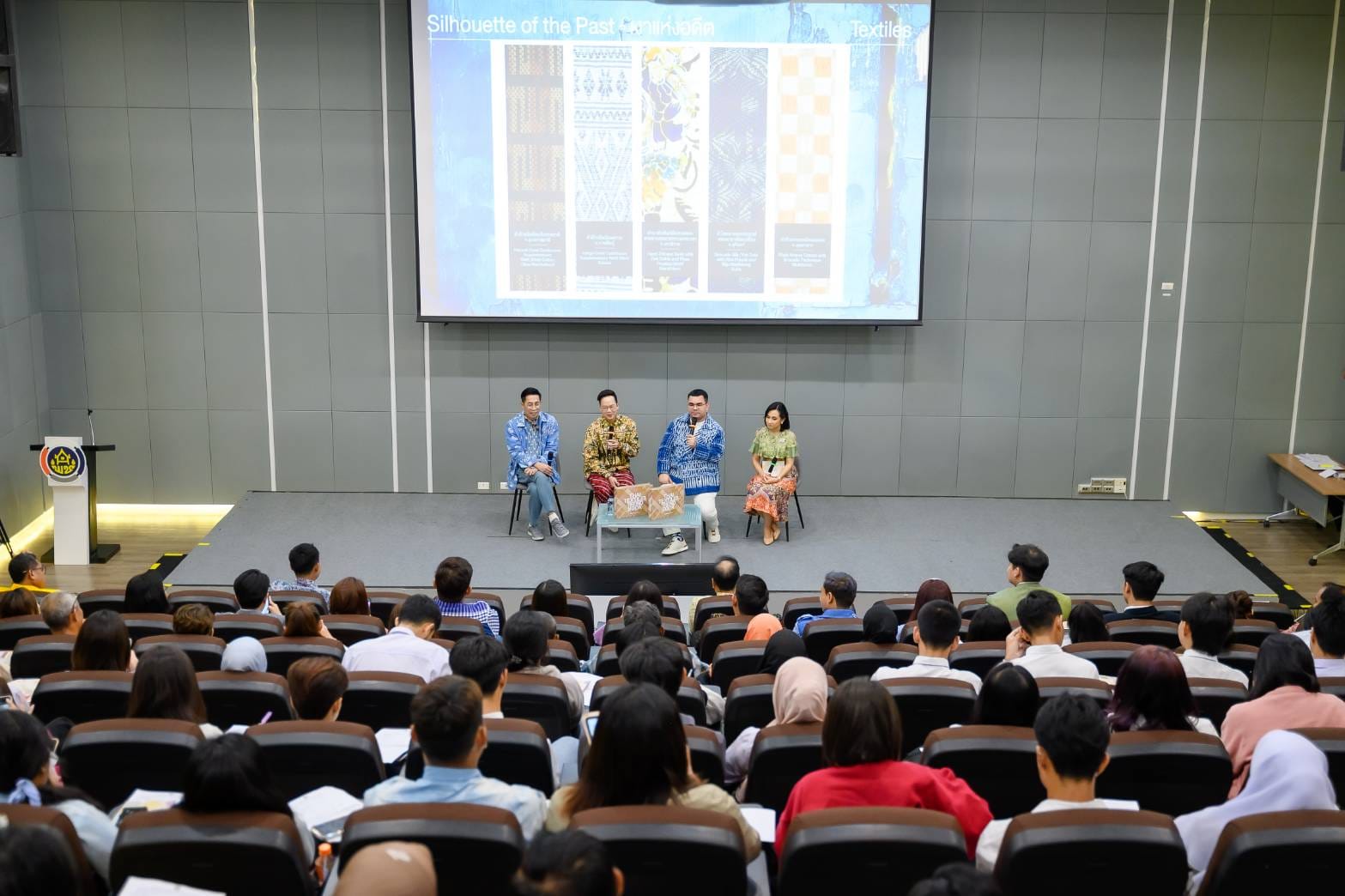 พช. จัดประชุมวิชาการ Symposium การพัฒนาองค์ความรู้เพื่อการพัฒนาผลิตภัณฑ์สู่สากล ประจำปี 2567 Thai Textiles Trend Book Spring/Summer 2025 จุดดำเนินการที่ 2 จังหวัดสงขลา หวังปลุกกระแสโทนไทยให้ล้ำหน้าสู่สากล