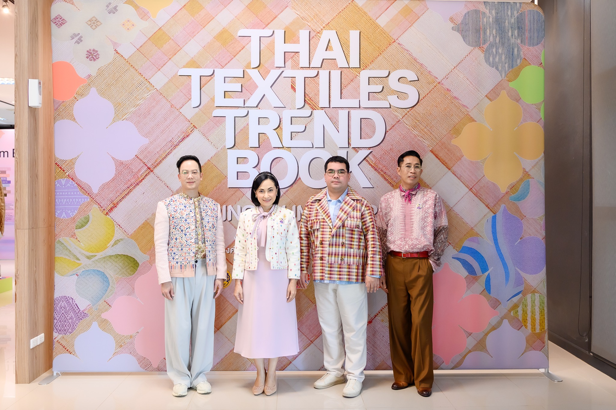 พช. สาดสีสันโทนไทยให้กระฉ่อนไกลสู่สากลโลก จัดประชุมวิชาการ Symposium การพัฒนาองค์ความรู้เพื่อการพัฒนาผลิตภัณฑ์สู่สากล ประจำปี 2567Thai Textiles Trend Book Spring/Summer 2025
