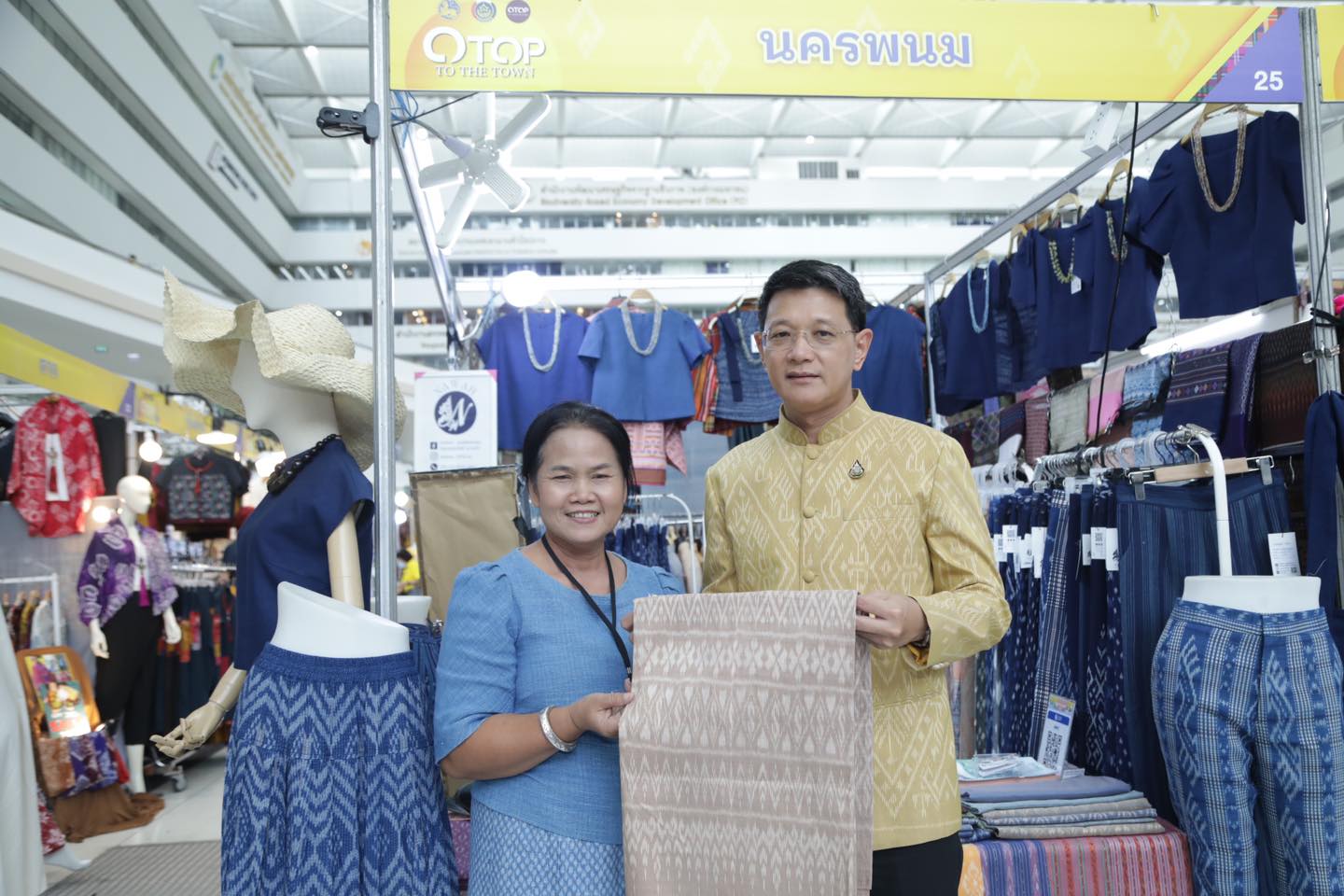 กรมการพัฒนาชุมชน จัดใหญ่ เอาใจสายช้อป หนุนผลิตภัณฑ์ล้ำค่าจากฝีมือคนไทย ยกทัพสินค้า OTOP จากภูมิปัญญาท้องถิ่น เข้าเมืองกรุงกว่า 450 ร้านค้า ประเดิมที่แรก ศูนย์ราชการฯ แจ้งวัฒนะ