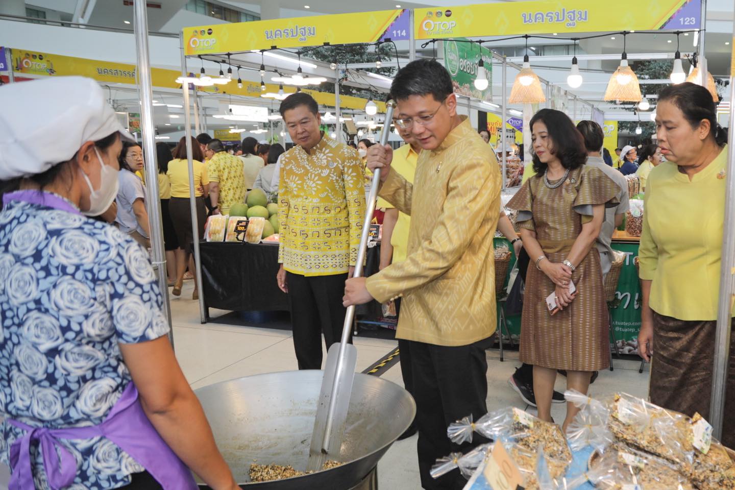 กรมการพัฒนาชุมชน จัดใหญ่ เอาใจสายช้อป หนุนผลิตภัณฑ์ล้ำค่าจากฝีมือคนไทย ยกทัพสินค้า OTOP จากภูมิปัญญาท้องถิ่น เข้าเมืองกรุงกว่า 450 ร้านค้า ประเดิมที่แรก ศูนย์ราชการฯ แจ้งวัฒนะ