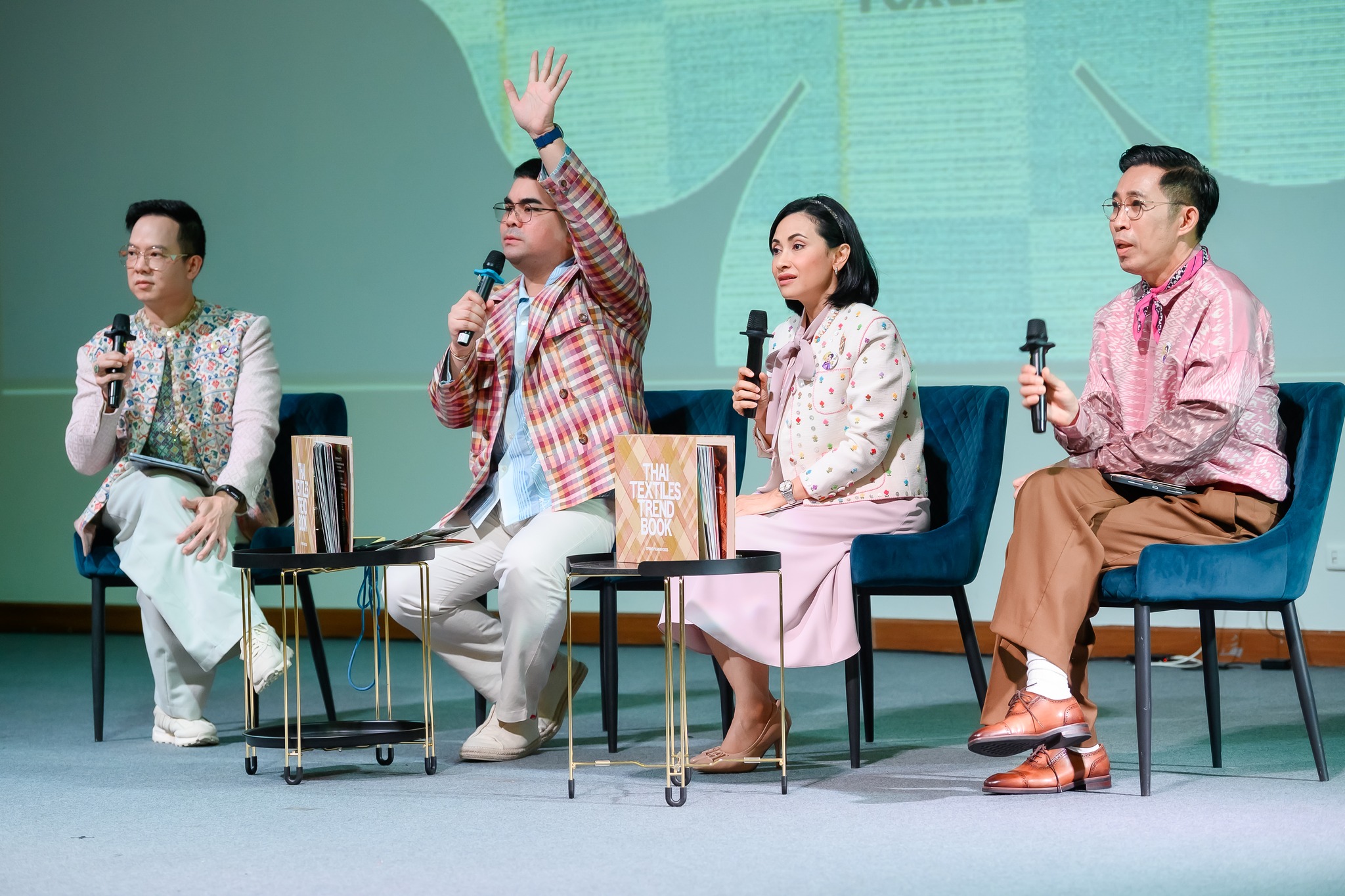 พช. สาดสีสันโทนไทยให้กระฉ่อนไกลสู่สากลโลก จัดประชุมวิชาการ Symposium การพัฒนาองค์ความรู้เพื่อการพัฒนาผลิตภัณฑ์สู่สากล ประจำปี 2567Thai Textiles Trend Book Spring/Summer 2025
