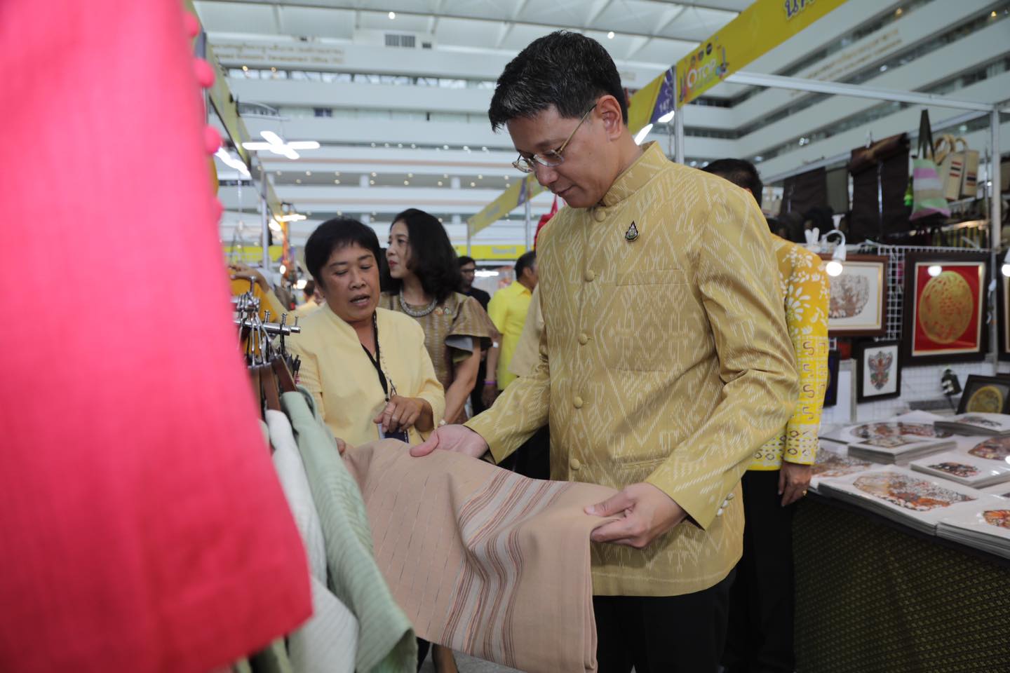 กรมการพัฒนาชุมชน จัดใหญ่ เอาใจสายช้อป หนุนผลิตภัณฑ์ล้ำค่าจากฝีมือคนไทย ยกทัพสินค้า OTOP จากภูมิปัญญาท้องถิ่น เข้าเมืองกรุงกว่า 450 ร้านค้า ประเดิมที่แรก ศูนย์ราชการฯ แจ้งวัฒนะ