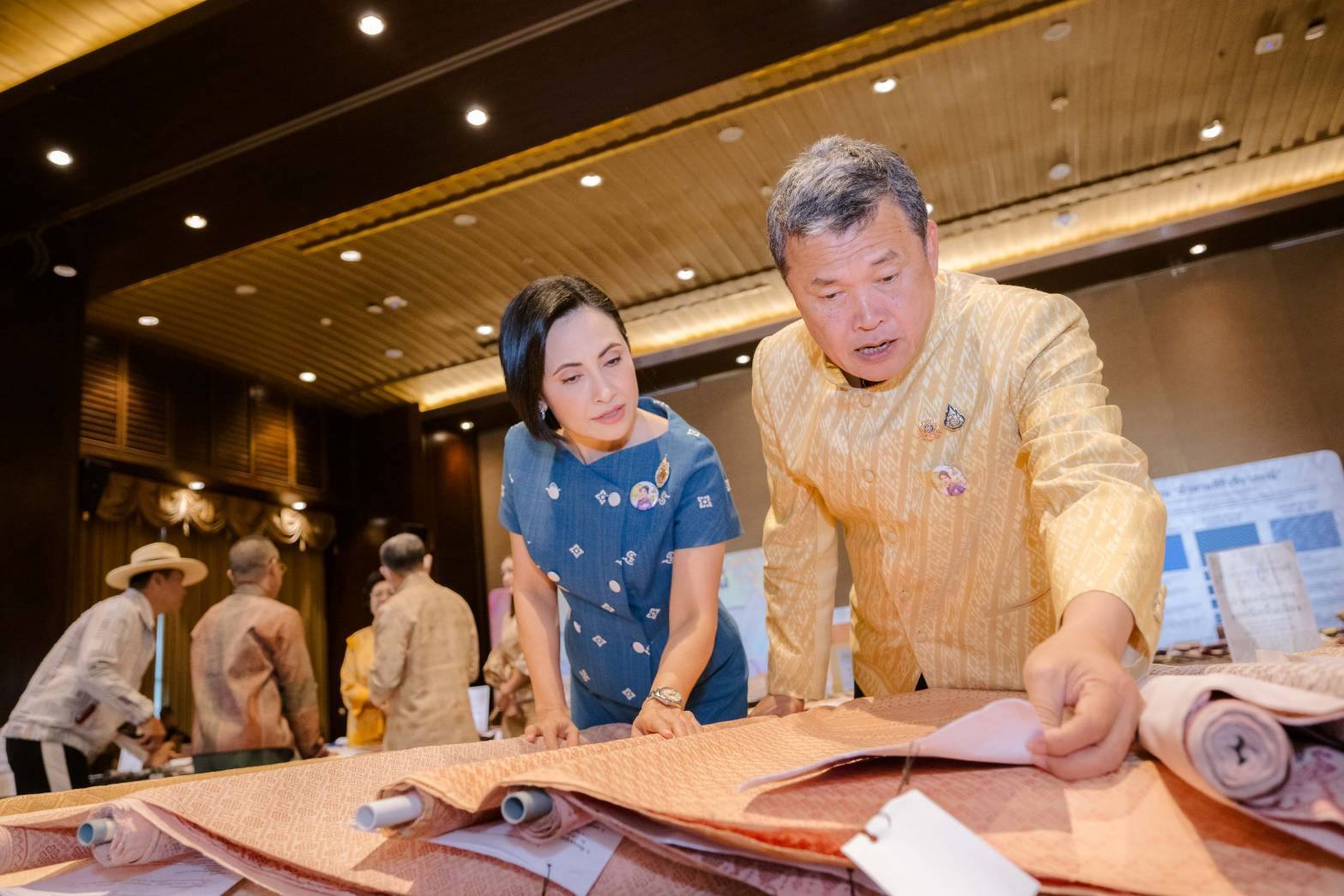 ปลัด มท. จับมือ นายกสมาคมแม่บ้าน มท. เปิดการประกวดผ้าลายพระราชทาน “ผ้าลายสิริวชิราภรณ์” รอบตัดสินระดับภาค ย้ำ ความสำเร็จของผ้าไทยเกิดขึ้นได้ด้วย “ผู้นำการ Change for Good” ของชาวมหาดไทย ในการน้อมนำแนวพระดำริสู่การพัฒนาคุณภาพชีวิตที่ดีอย่างยั่งยืนของประชาชน