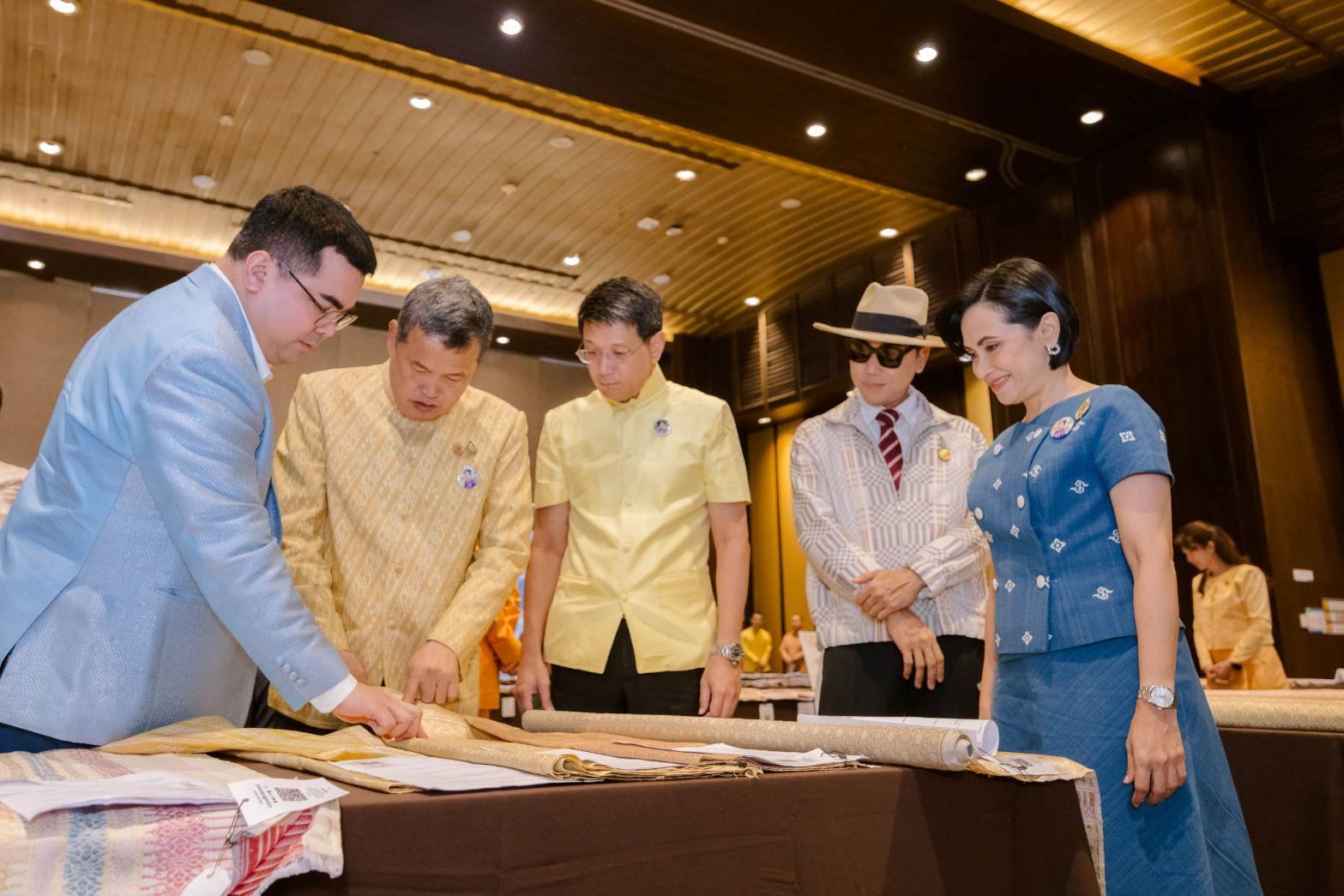 ปลัด มท. จับมือ นายกสมาคมแม่บ้าน มท. เปิดการประกวดผ้าลายพระราชทาน “ผ้าลายสิริวชิราภรณ์” รอบตัดสินระดับภาค ย้ำ ความสำเร็จของผ้าไทยเกิดขึ้นได้ด้วย “ผู้นำการ Change for Good” ของชาวมหาดไทย ในการน้อมนำแนวพระดำริสู่การพัฒนาคุณภาพชีวิตที่ดีอย่างยั่งยืนของประชาชน