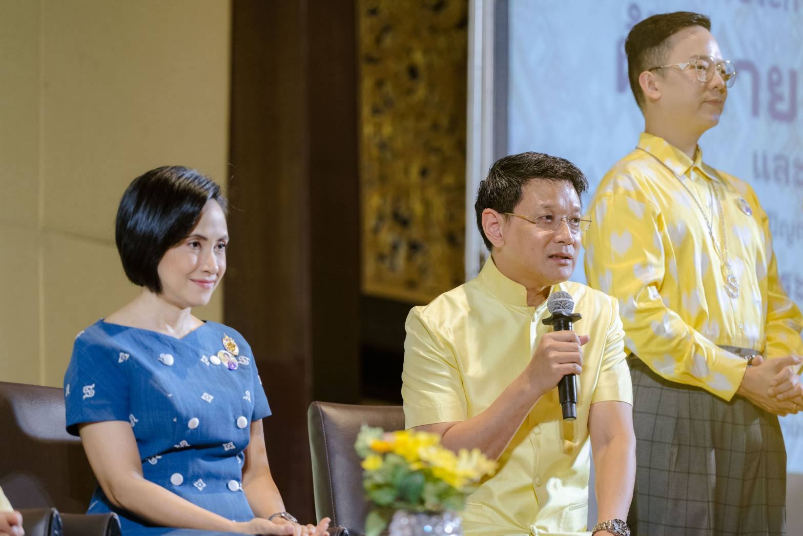 ปลัด มท. จับมือ นายกสมาคมแม่บ้าน มท. เปิดการประกวดผ้าลายพระราชทาน “ผ้าลายสิริวชิราภรณ์” รอบตัดสินระดับภาค ย้ำ ความสำเร็จของผ้าไทยเกิดขึ้นได้ด้วย “ผู้นำการ Change for Good” ของชาวมหาดไทย ในการน้อมนำแนวพระดำริสู่การพัฒนาคุณภาพชีวิตที่ดีอย่างยั่งยืนของประชาชน