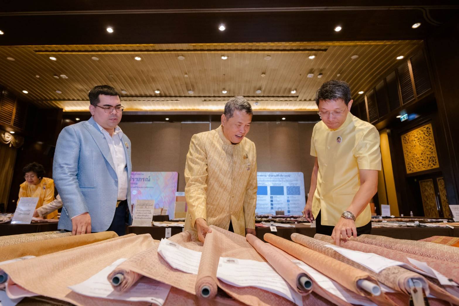 ปลัด มท. จับมือ นายกสมาคมแม่บ้าน มท. เปิดการประกวดผ้าลายพระราชทาน “ผ้าลายสิริวชิราภรณ์” รอบตัดสินระดับภาค ย้ำ ความสำเร็จของผ้าไทยเกิดขึ้นได้ด้วย “ผู้นำการ Change for Good” ของชาวมหาดไทย ในการน้อมนำแนวพระดำริสู่การพัฒนาคุณภาพชีวิตที่ดีอย่างยั่งยืนของประชาชน