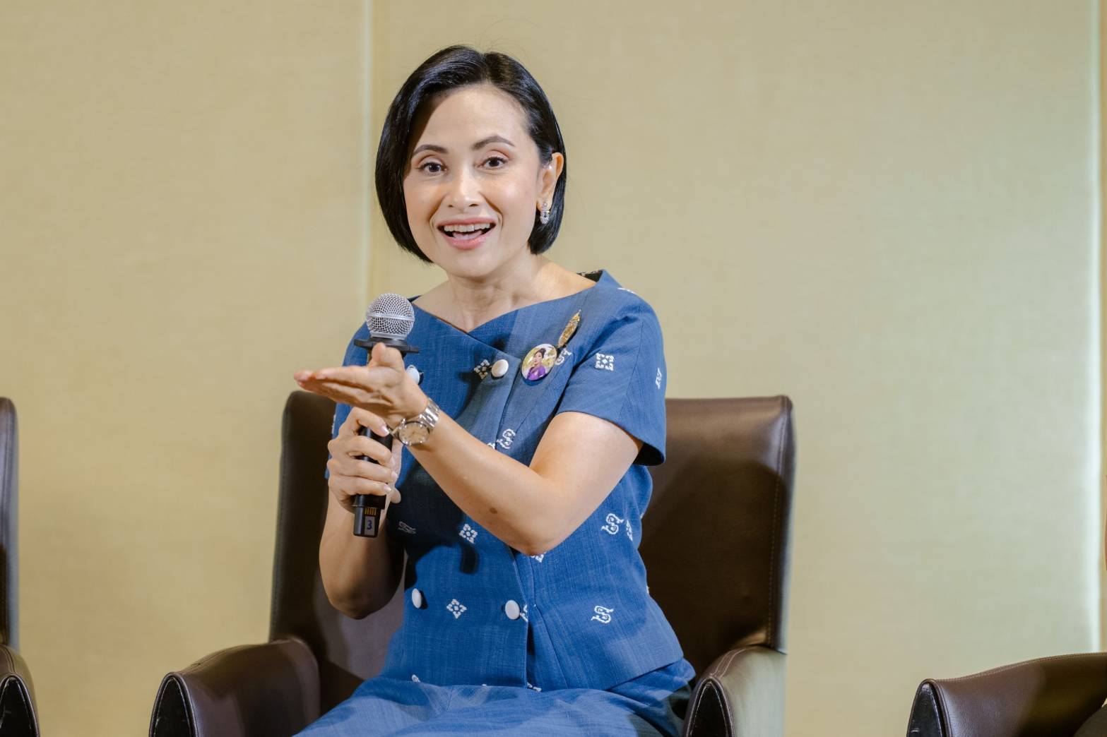 ปลัด มท. จับมือ นายกสมาคมแม่บ้าน มท. เปิดการประกวดผ้าลายพระราชทาน “ผ้าลายสิริวชิราภรณ์” รอบตัดสินระดับภาค ย้ำ ความสำเร็จของผ้าไทยเกิดขึ้นได้ด้วย “ผู้นำการ Change for Good” ของชาวมหาดไทย ในการน้อมนำแนวพระดำริสู่การพัฒนาคุณภาพชีวิตที่ดีอย่างยั่งยืนของประชาชน