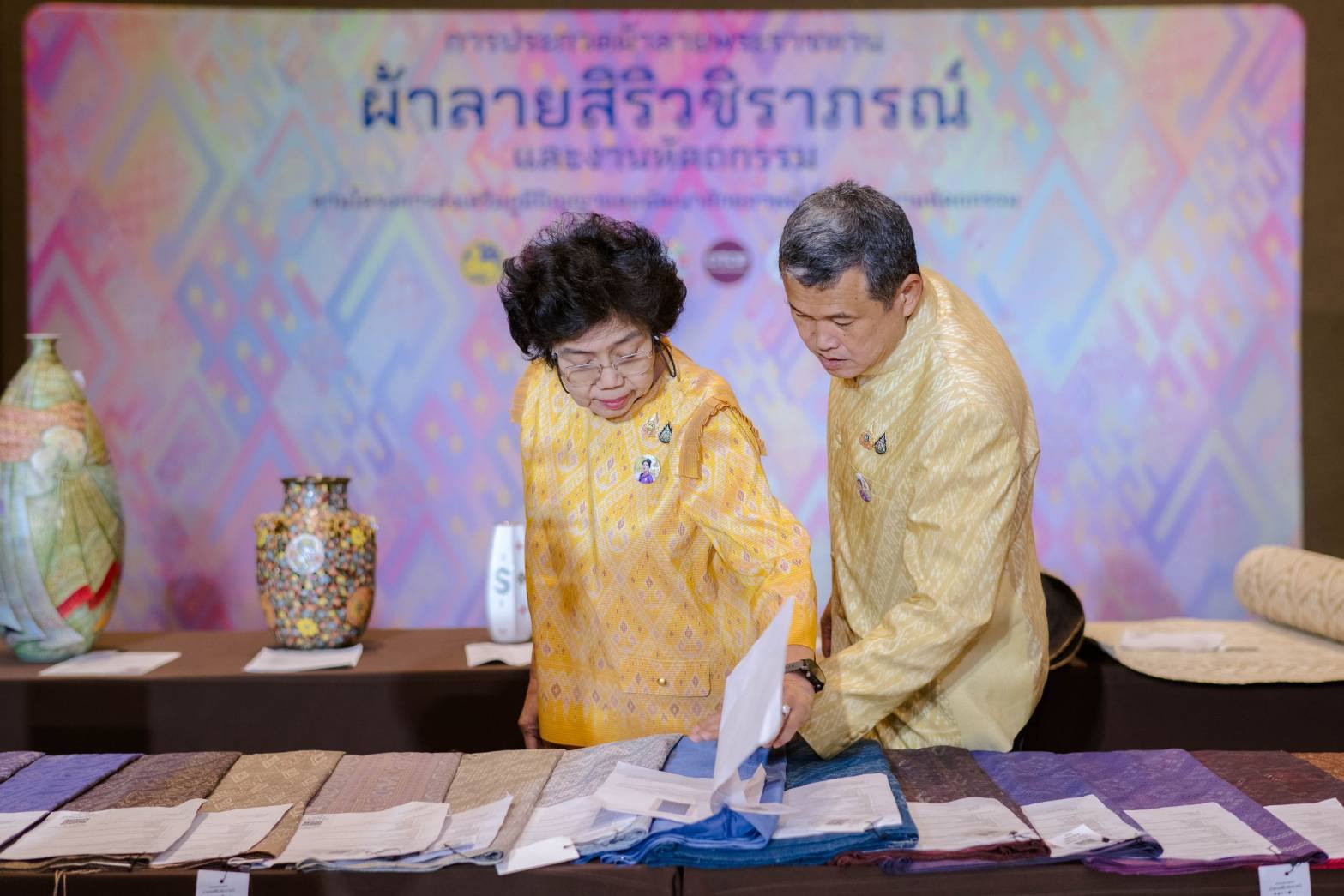 ปลัด มท. จับมือ นายกสมาคมแม่บ้าน มท. เปิดการประกวดผ้าลายพระราชทาน “ผ้าลายสิริวชิราภรณ์” รอบตัดสินระดับภาค ย้ำ ความสำเร็จของผ้าไทยเกิดขึ้นได้ด้วย “ผู้นำการ Change for Good” ของชาวมหาดไทย ในการน้อมนำแนวพระดำริสู่การพัฒนาคุณภาพชีวิตที่ดีอย่างยั่งยืนของประชาชน