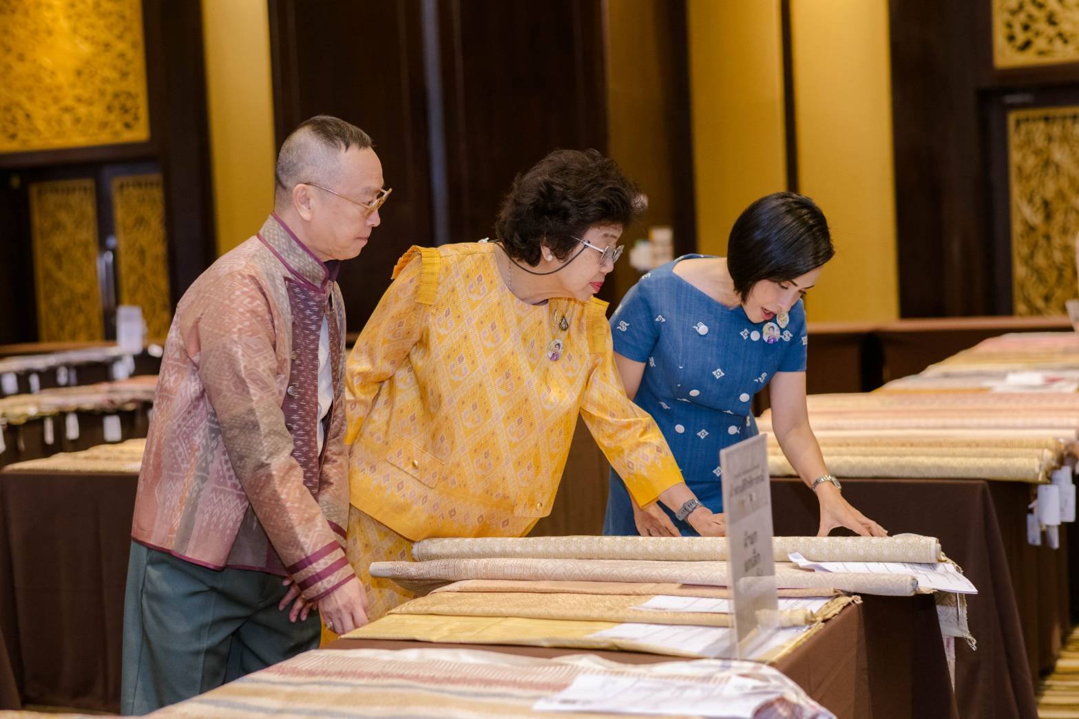 ปลัด มท. จับมือ นายกสมาคมแม่บ้าน มท. เปิดการประกวดผ้าลายพระราชทาน “ผ้าลายสิริวชิราภรณ์” รอบตัดสินระดับภาค ย้ำ ความสำเร็จของผ้าไทยเกิดขึ้นได้ด้วย “ผู้นำการ Change for Good” ของชาวมหาดไทย ในการน้อมนำแนวพระดำริสู่การพัฒนาคุณภาพชีวิตที่ดีอย่างยั่งยืนของประชาชน