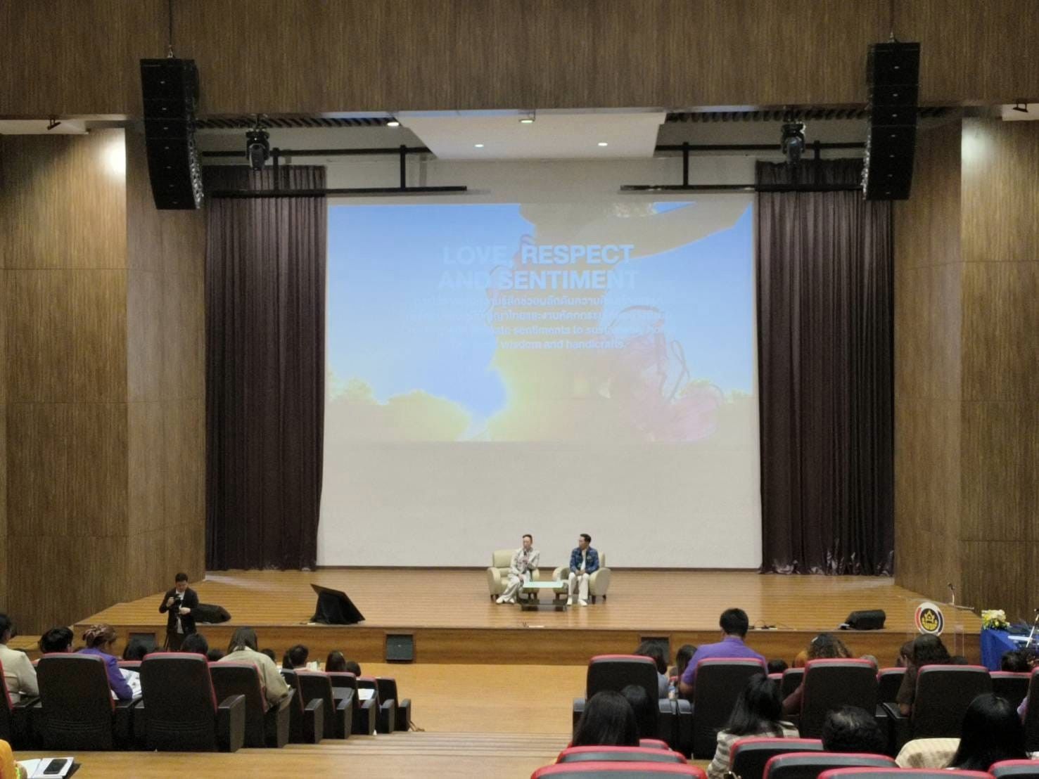 พช. รุดหน้าปลุกกระแสเทรนด์สีสไตล์ไทย จัดประชุมวิชาการ Symposium การพัฒนาองค์ความรู้เพื่อการพัฒนาผลิตภัณฑ์สู่สากล ประจำปี 2567 Thai Textiles Trend Book Spring/Summer 2025 จุดดำเนินการที่ 3 จังหวัดขอนแก่น