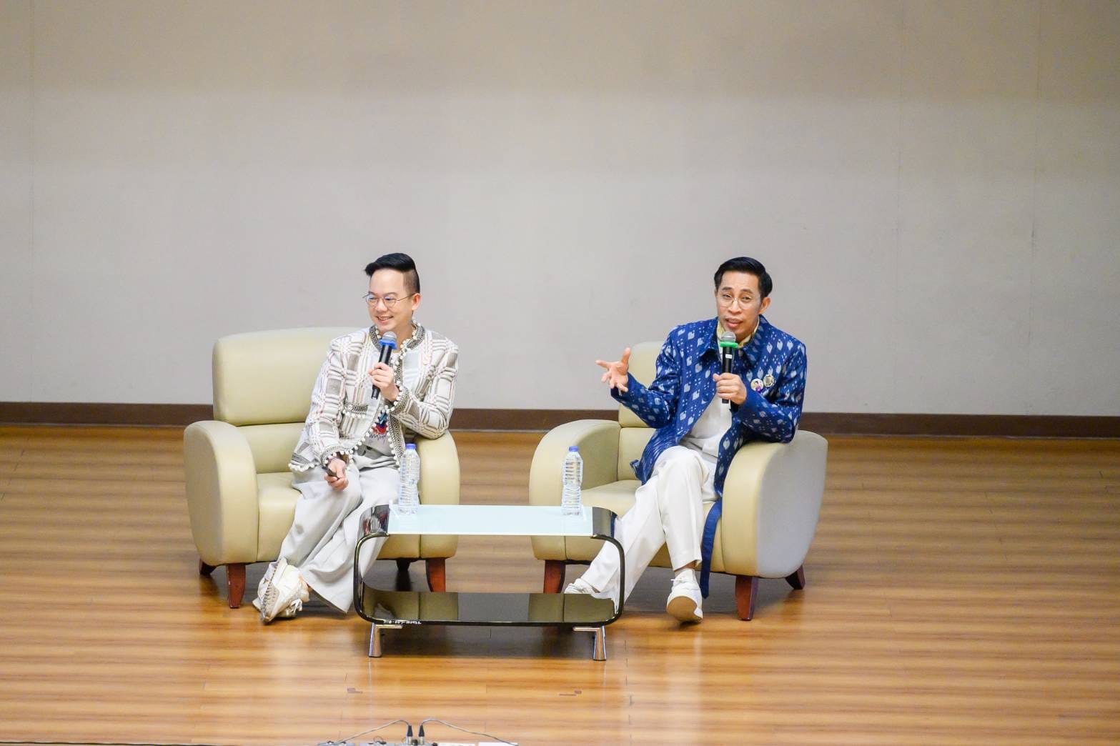 พช. รุดหน้าปลุกกระแสเทรนด์สีสไตล์ไทย จัดประชุมวิชาการ Symposium การพัฒนาองค์ความรู้เพื่อการพัฒนาผลิตภัณฑ์สู่สากล ประจำปี 2567 Thai Textiles Trend Book Spring/Summer 2025 จุดดำเนินการที่ 3 จังหวัดขอนแก่น