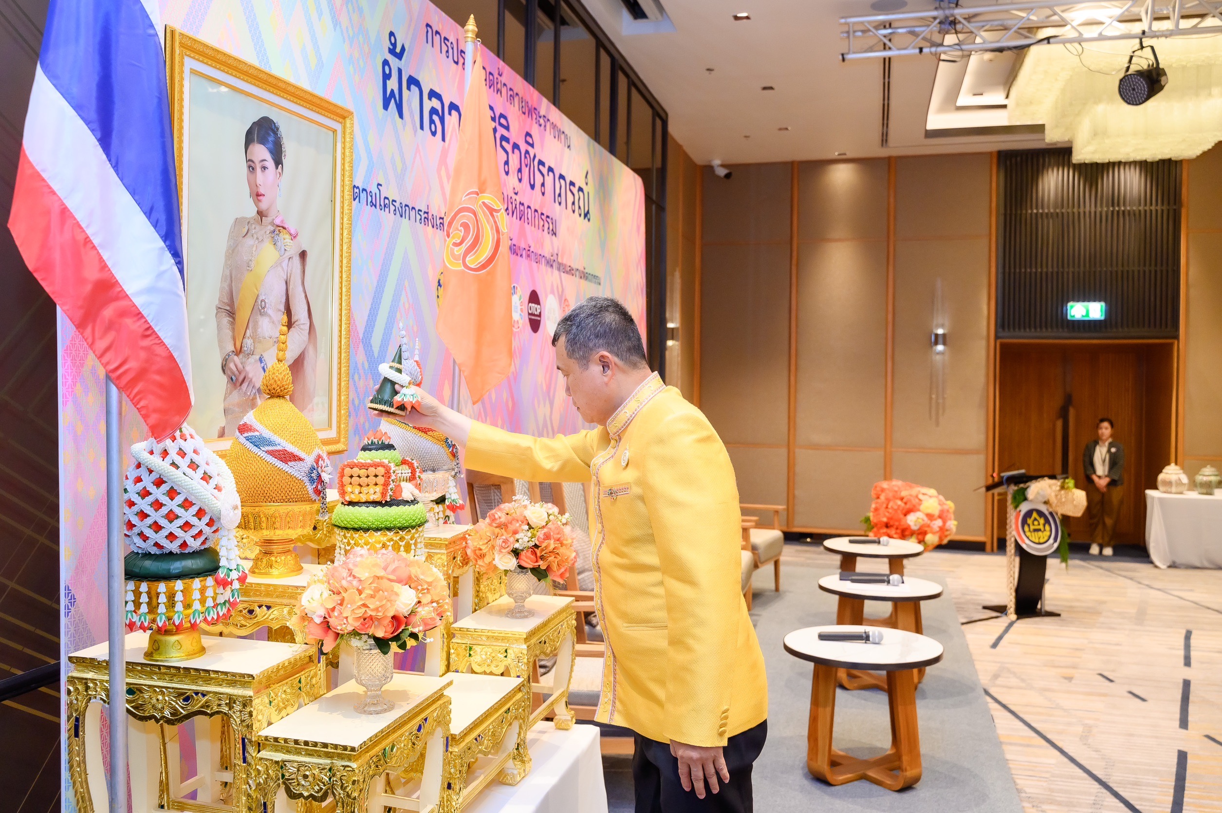 นายสุทธิพงษ์ จุลเจริญ ปลัดกระทรวงมหาดไทย พร้อมด้วยดร.วันดี กุญชรยาคง จุลเจริญ นายกสมาคมแม่บ้านมหาดไทย ให้เกียรติเป็นประธานในพิธีการประกวดผ้าลายพระราชทาน “ผ้าลายสิริวชิราภรณ์” และงานหัตถกรรม ภาคเหนือ ณ โรงแรมมีเลีย เชียงใหม่