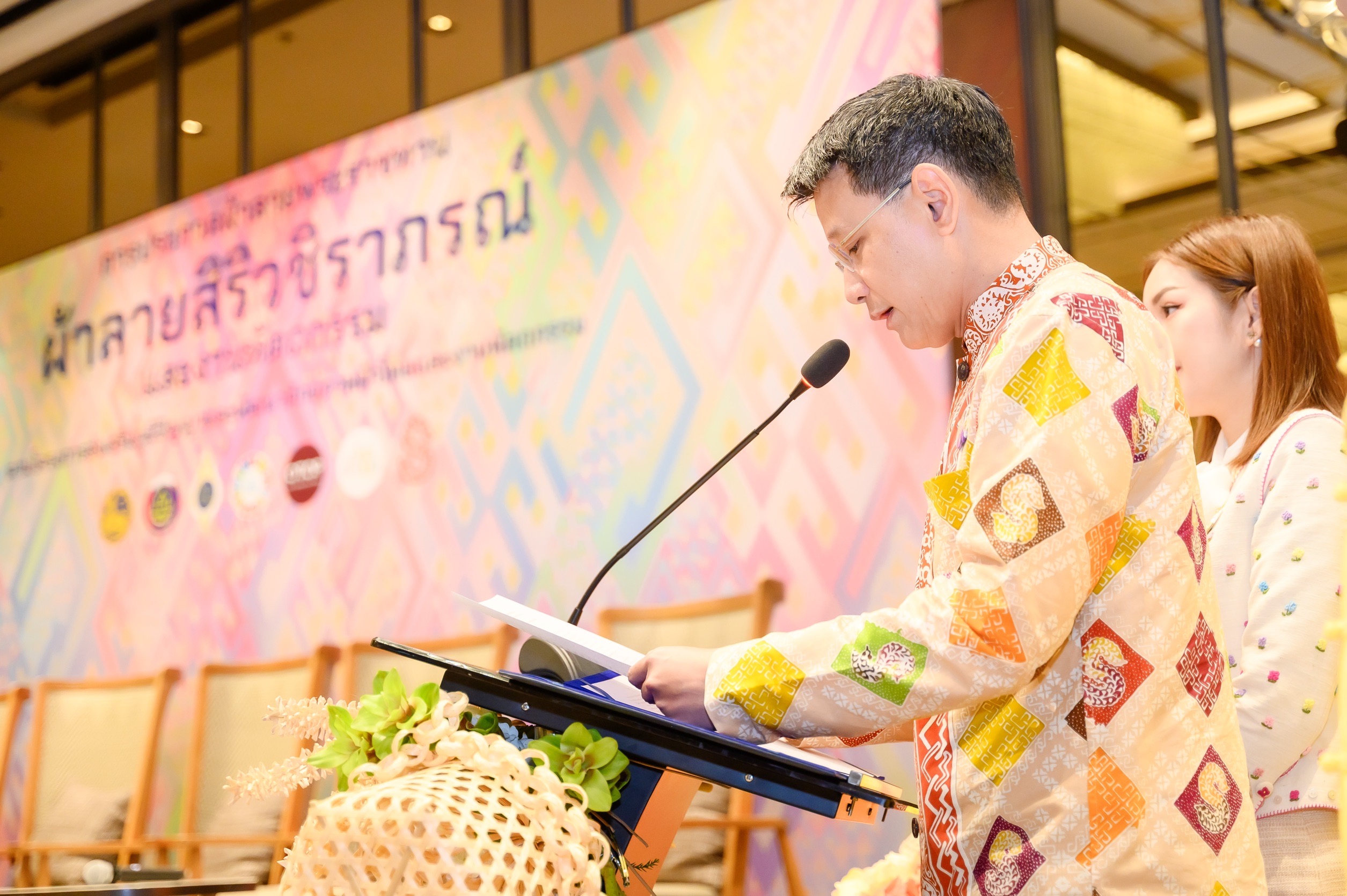 นายสุทธิพงษ์ จุลเจริญ ปลัดกระทรวงมหาดไทย พร้อมด้วยดร.วันดี กุญชรยาคง จุลเจริญ นายกสมาคมแม่บ้านมหาดไทย ให้เกียรติเป็นประธานในพิธีการประกวดผ้าลายพระราชทาน “ผ้าลายสิริวชิราภรณ์” และงานหัตถกรรม ภาคเหนือ ณ โรงแรมมีเลีย เชียงใหม่