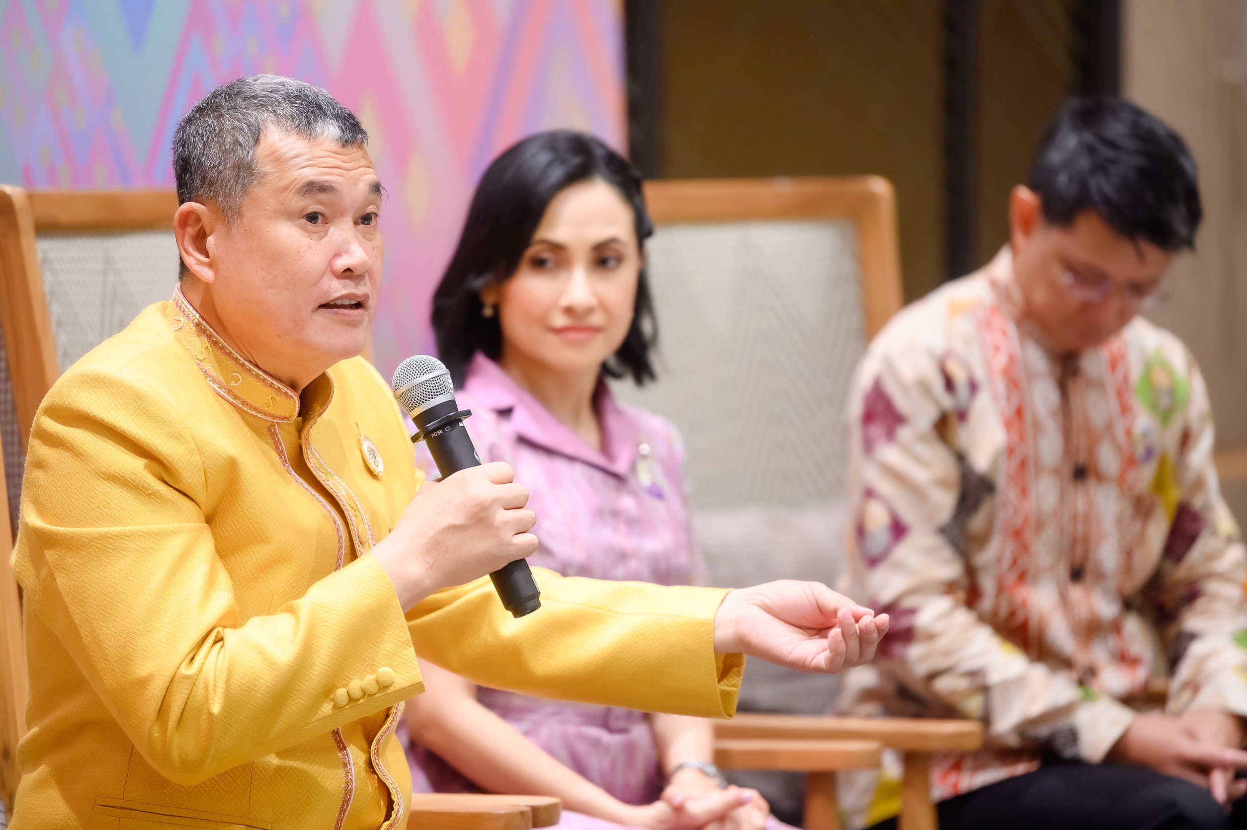 นายสุทธิพงษ์ จุลเจริญ ปลัดกระทรวงมหาดไทย พร้อมด้วยดร.วันดี กุญชรยาคง จุลเจริญ นายกสมาคมแม่บ้านมหาดไทย ให้เกียรติเป็นประธานในพิธีการประกวดผ้าลายพระราชทาน “ผ้าลายสิริวชิราภรณ์” และงานหัตถกรรม ภาคเหนือ ณ โรงแรมมีเลีย เชียงใหม่