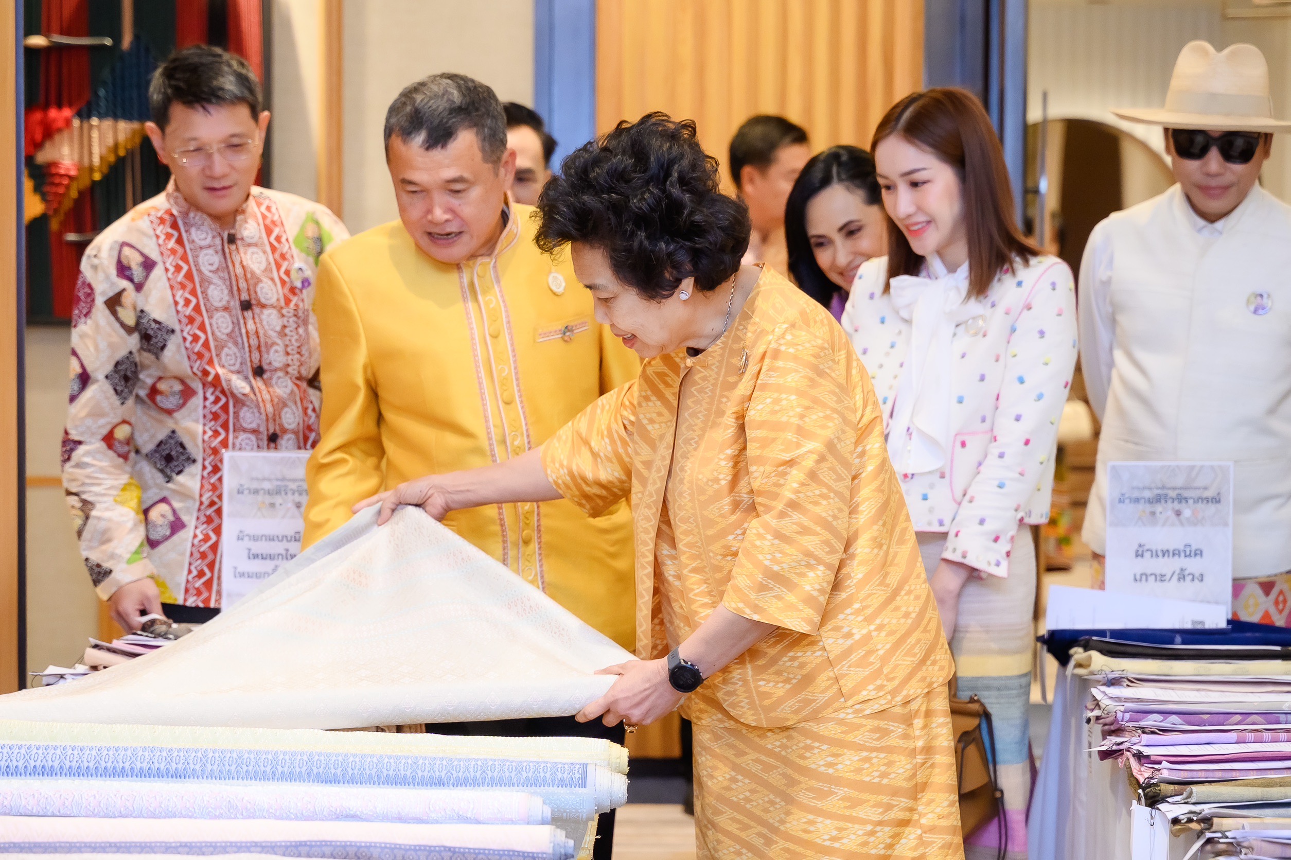 นายสุทธิพงษ์ จุลเจริญ ปลัดกระทรวงมหาดไทย พร้อมด้วยดร.วันดี กุญชรยาคง จุลเจริญ นายกสมาคมแม่บ้านมหาดไทย ให้เกียรติเป็นประธานในพิธีการประกวดผ้าลายพระราชทาน “ผ้าลายสิริวชิราภรณ์” และงานหัตถกรรม ภาคเหนือ ณ โรงแรมมีเลีย เชียงใหม่