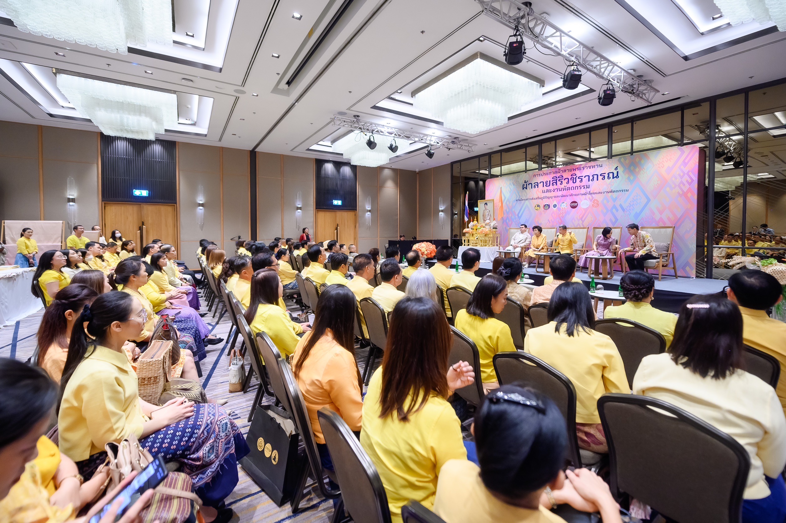 นายสุทธิพงษ์ จุลเจริญ ปลัดกระทรวงมหาดไทย พร้อมด้วยดร.วันดี กุญชรยาคง จุลเจริญ นายกสมาคมแม่บ้านมหาดไทย ให้เกียรติเป็นประธานในพิธีการประกวดผ้าลายพระราชทาน “ผ้าลายสิริวชิราภรณ์” และงานหัตถกรรม ภาคเหนือ ณ โรงแรมมีเลีย เชียงใหม่