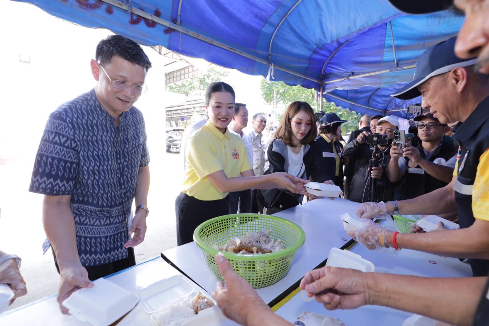 รัฐมนตรีช่วยว่าการกระทรวงมหาดไทย และคณะ ประกอบอาหารปรุงสดแจกจ่ายผู้ประสบภัยและอาสารักษาดินแดน