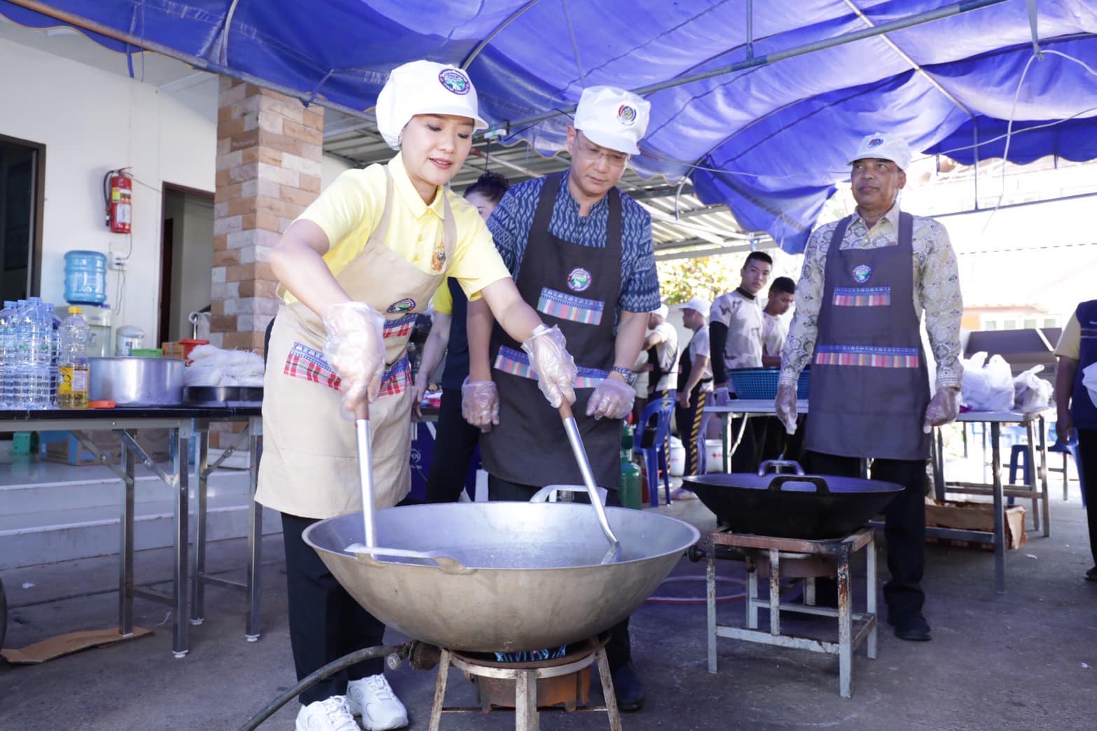 รัฐมนตรีช่วยว่าการกระทรวงมหาดไทย และคณะ ประกอบอาหารปรุงสดแจกจ่ายผู้ประสบภัยและอาสารักษาดินแดน