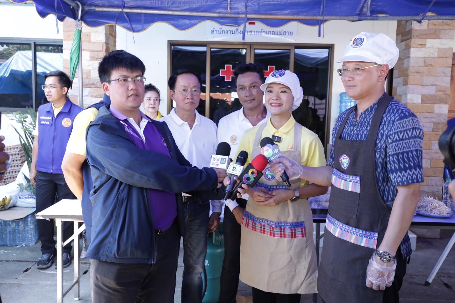 รัฐมนตรีช่วยว่าการกระทรวงมหาดไทย และคณะ ประกอบอาหารปรุงสดแจกจ่ายผู้ประสบภัยและอาสารักษาดินแดน