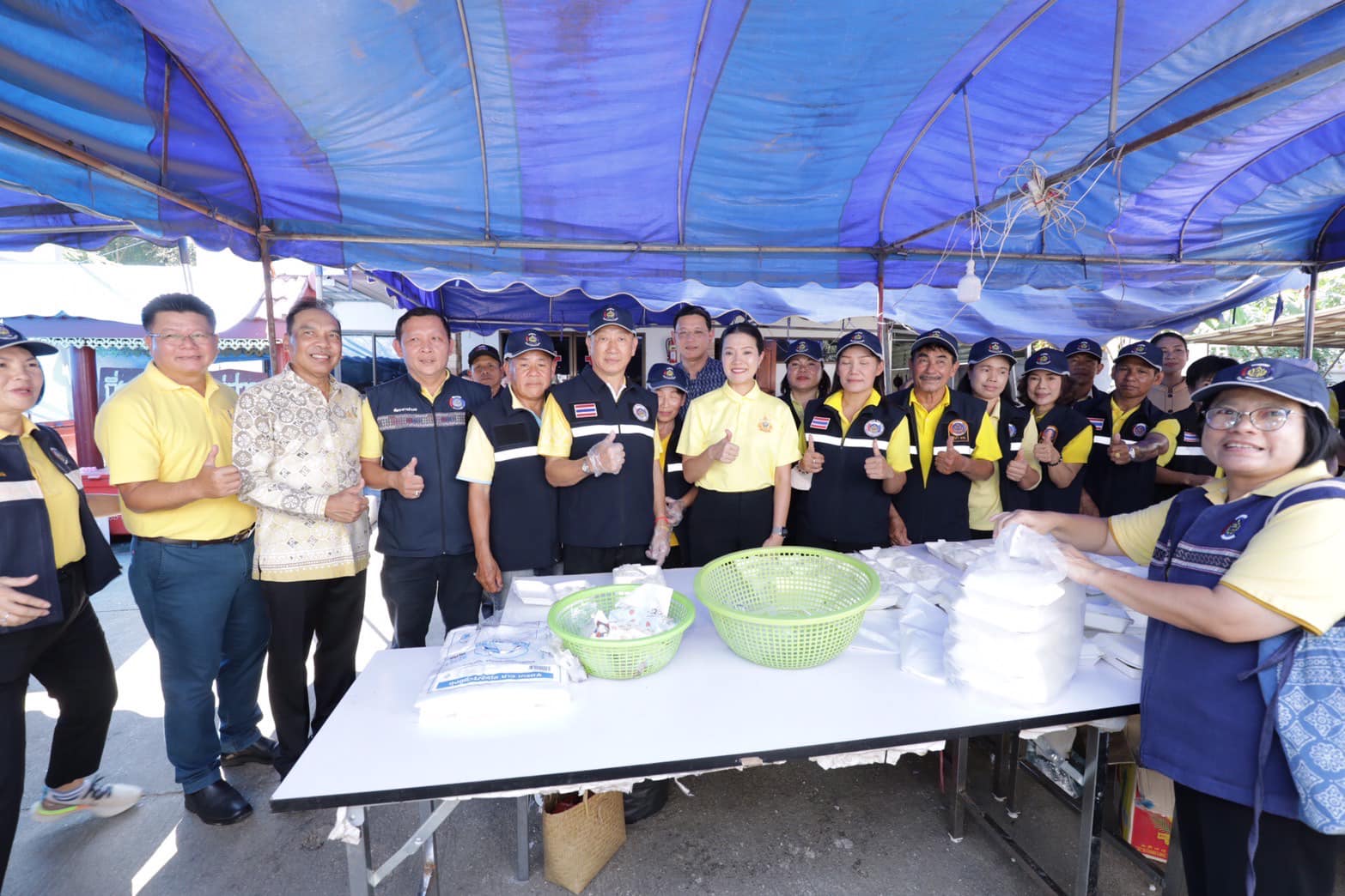 รัฐมนตรีช่วยว่าการกระทรวงมหาดไทย และคณะ ประกอบอาหารปรุงสดแจกจ่ายผู้ประสบภัยและอาสารักษาดินแดน