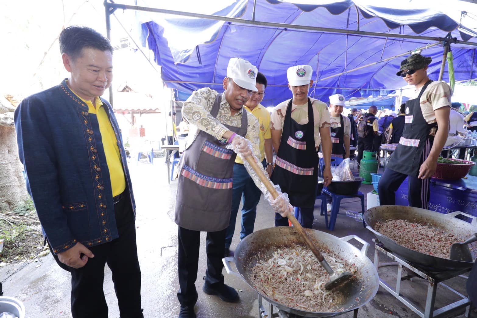 รัฐมนตรีช่วยว่าการกระทรวงมหาดไทย และคณะ ประกอบอาหารปรุงสดแจกจ่ายผู้ประสบภัยและอาสารักษาดินแดน
