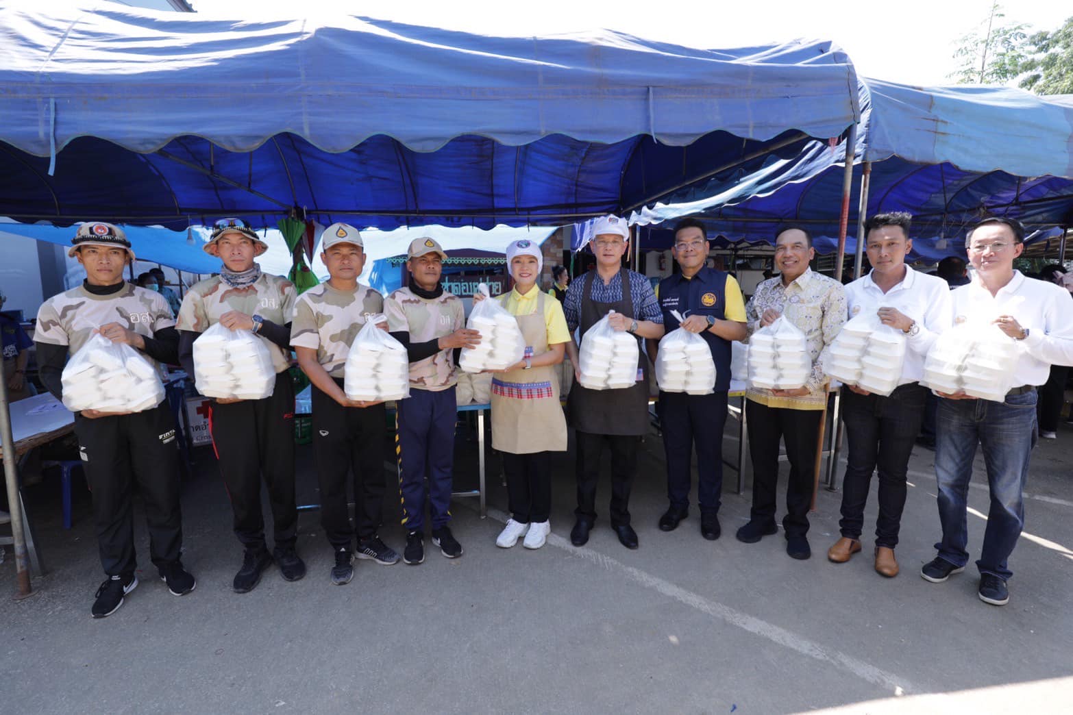 รัฐมนตรีช่วยว่าการกระทรวงมหาดไทย และคณะ ประกอบอาหารปรุงสดแจกจ่ายผู้ประสบภัยและอาสารักษาดินแดน