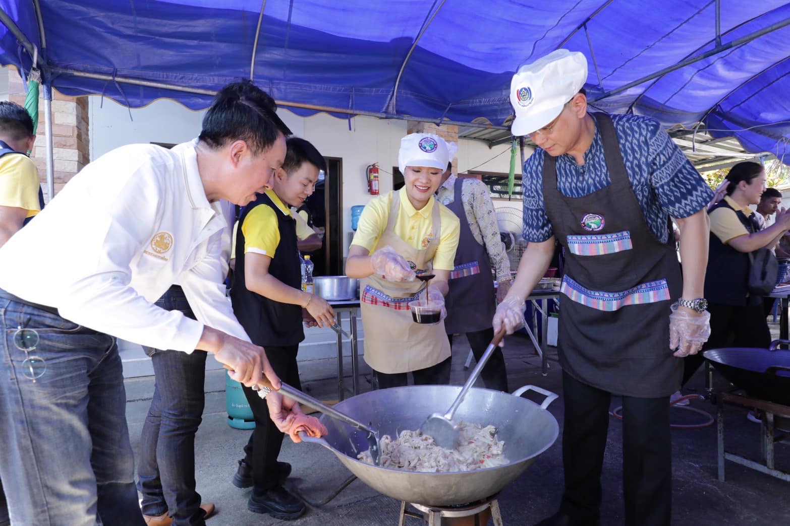 รัฐมนตรีช่วยว่าการกระทรวงมหาดไทย และคณะ ประกอบอาหารปรุงสดแจกจ่ายผู้ประสบภัยและอาสารักษาดินแดน