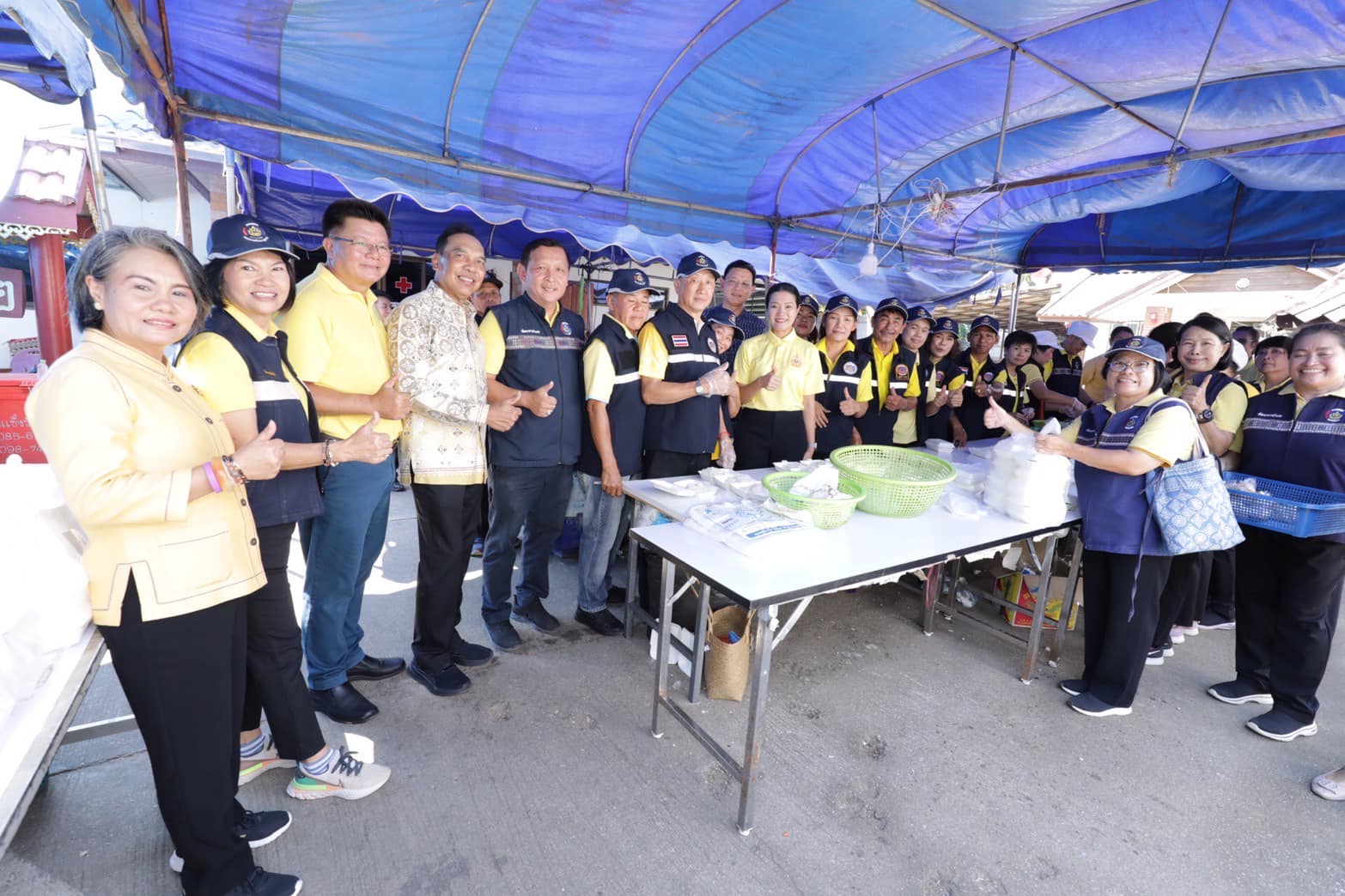 รัฐมนตรีช่วยว่าการกระทรวงมหาดไทย และคณะ ประกอบอาหารปรุงสดแจกจ่ายผู้ประสบภัยและอาสารักษาดินแดน