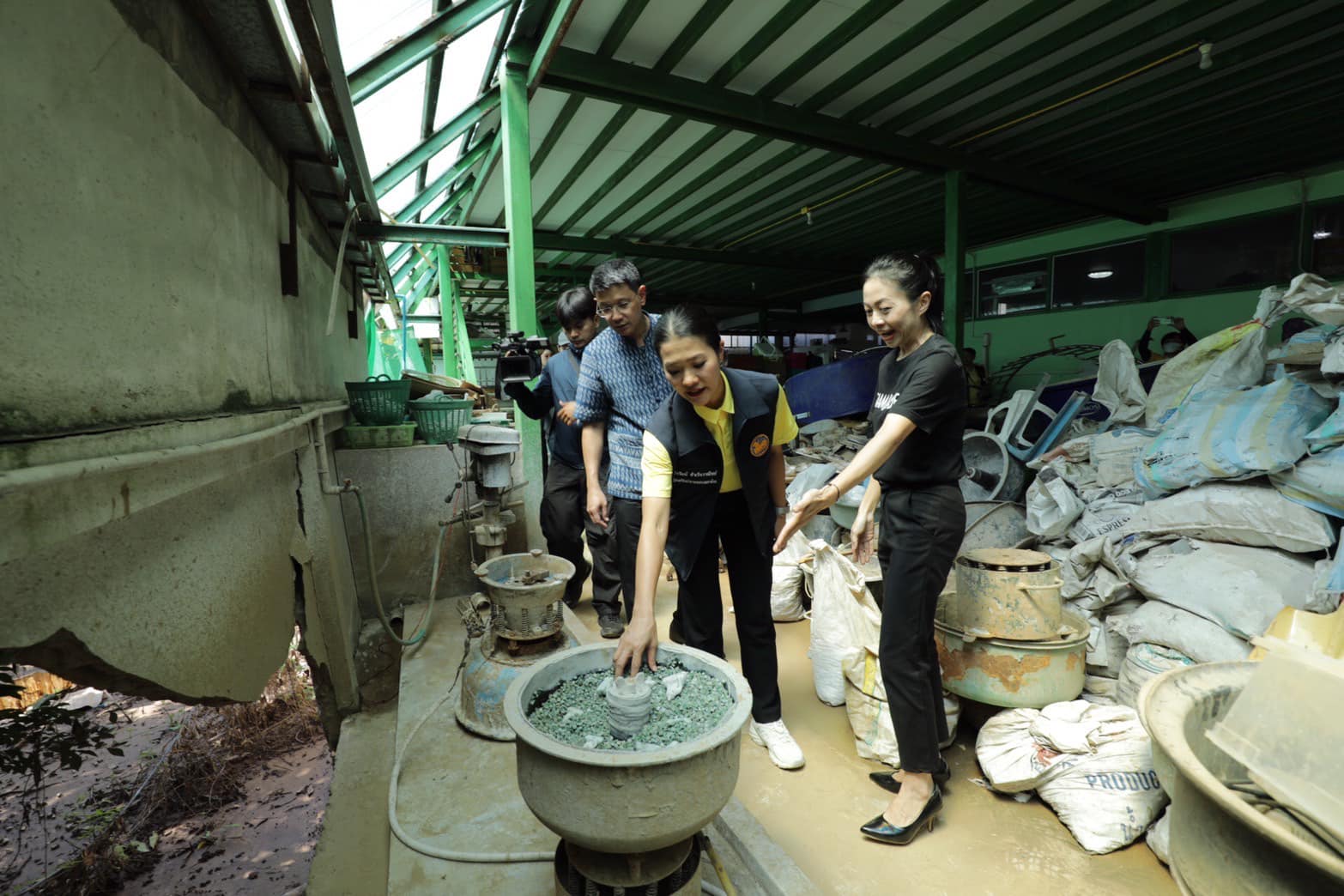 รัฐมนตรีช่วยว่าการกระทรวงมหาดไทย และคณะ ลงพื้นที่ส่งมอบกำลังใจให้กับผู้ประสบภัยและเจ้าหน้าที่ที่ปฏิบัติงาน