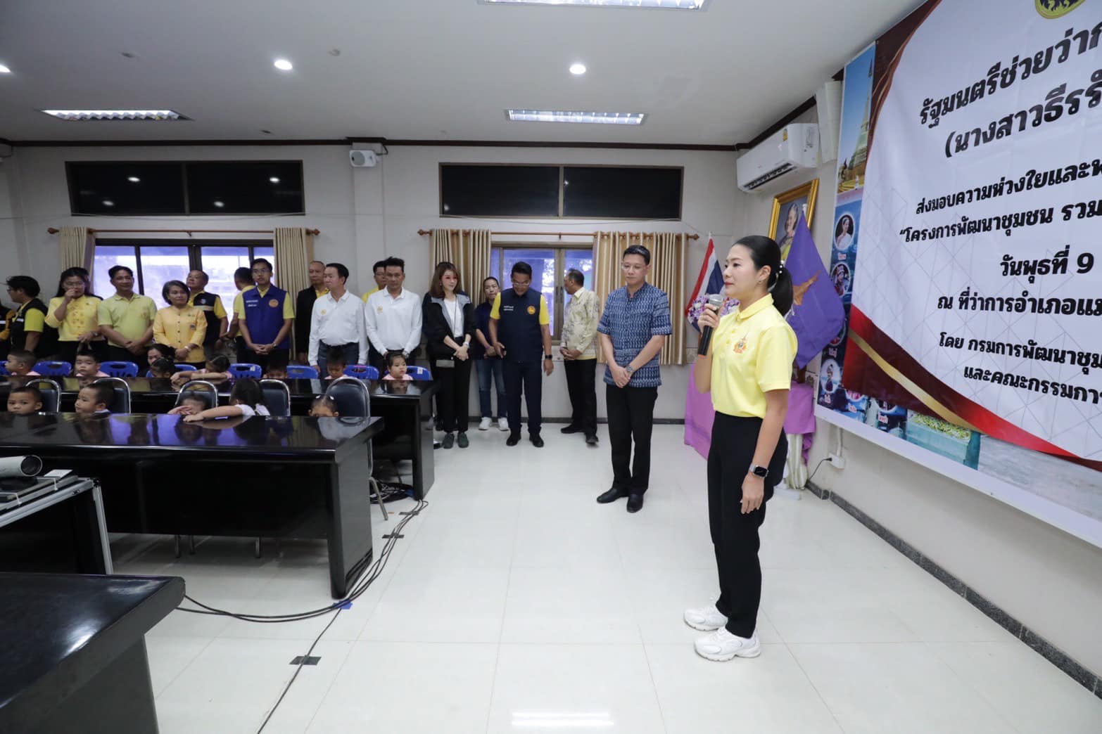 รัฐมนตรีช่วยว่าการกระทรวงมหาดไทย และคณะ ส่งมอบความห่วงใจและพลังใจแก่พี่น้องจังหวัดเชียงราย “โครงการพัฒนาชุมชน รวมใจ ช่วยเหลือผู้ประสบภัยน้ำท่วม”