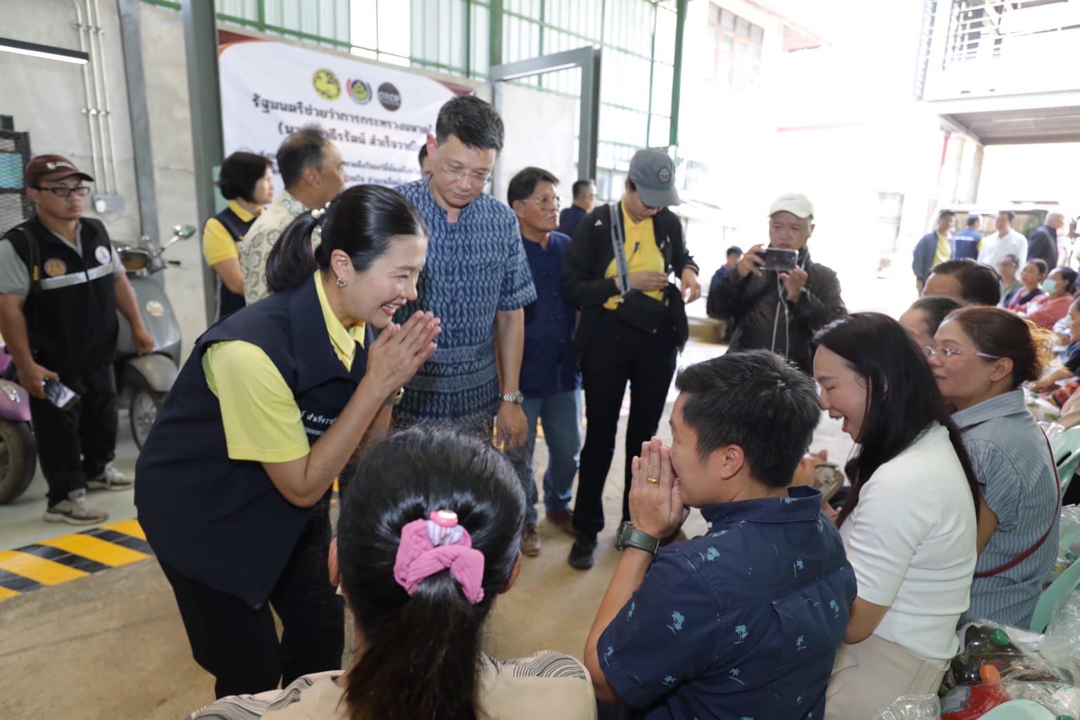 รัฐมนตรีช่วยว่าการกระทรวงมหาดไทย และคณะ ลงพื้นที่ส่งมอบกำลังใจให้กับผู้ประสบภัยและเจ้าหน้าที่ที่ปฏิบัติงาน