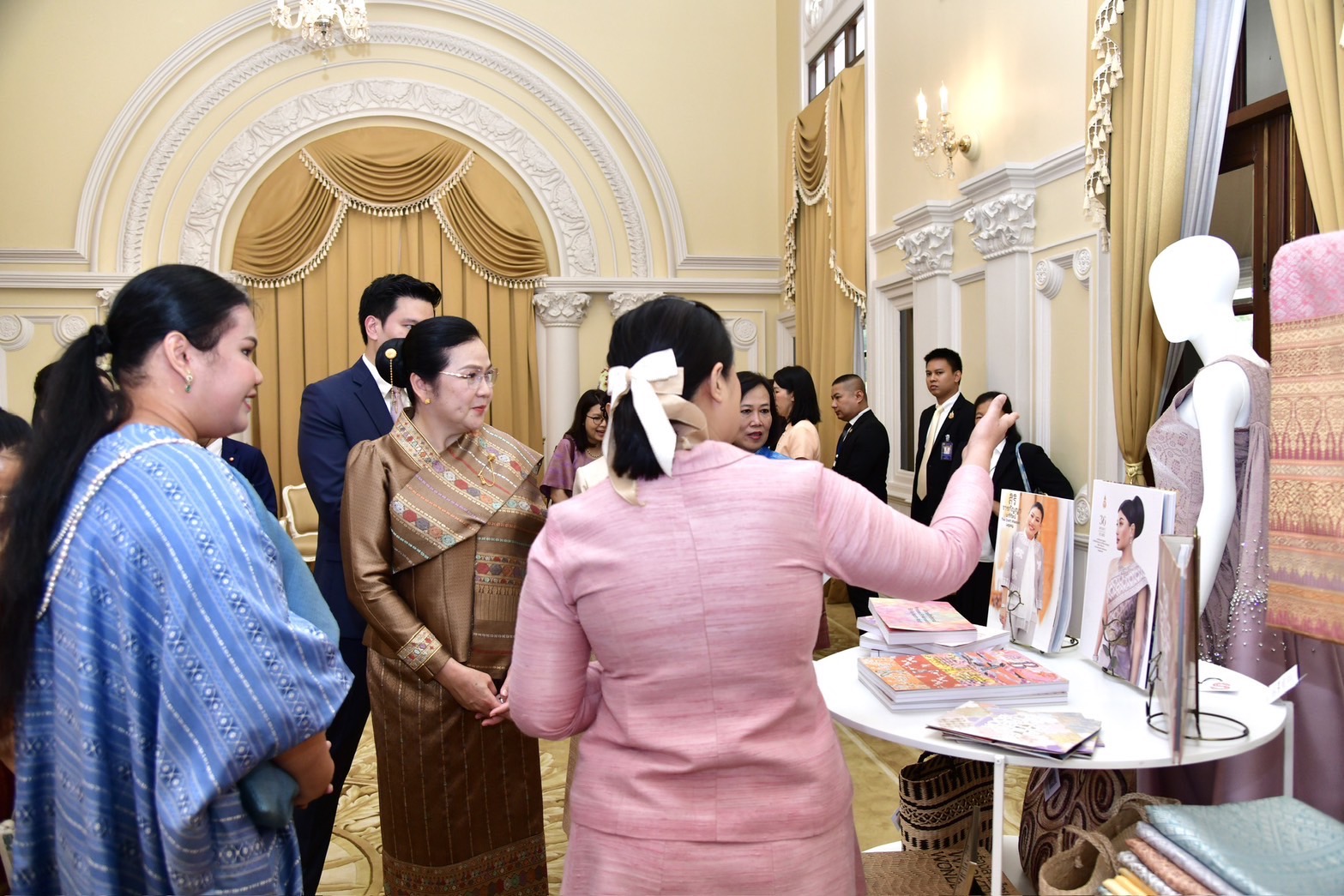 พช. จัดแสดงผลงาน “ผ้าไทยใส่ให้สนุก” ในโอกาสนายกรัฐมนตรี สปป.ลาว เยือนไทย