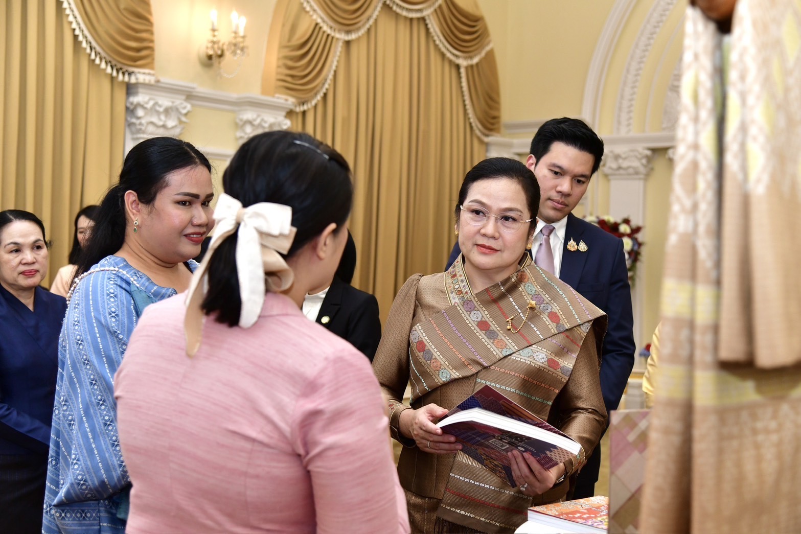 พช. จัดแสดงผลงาน “ผ้าไทยใส่ให้สนุก” ในโอกาสนายกรัฐมนตรี สปป.ลาว เยือนไทย