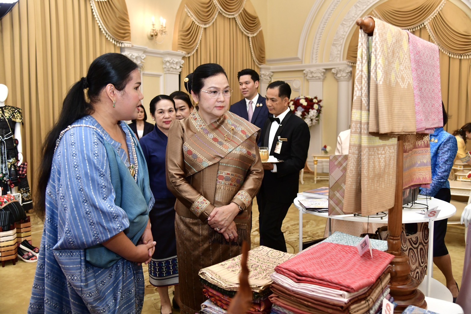 พช. จัดแสดงผลงาน “ผ้าไทยใส่ให้สนุก” ในโอกาสนายกรัฐมนตรี สปป.ลาว เยือนไทย
