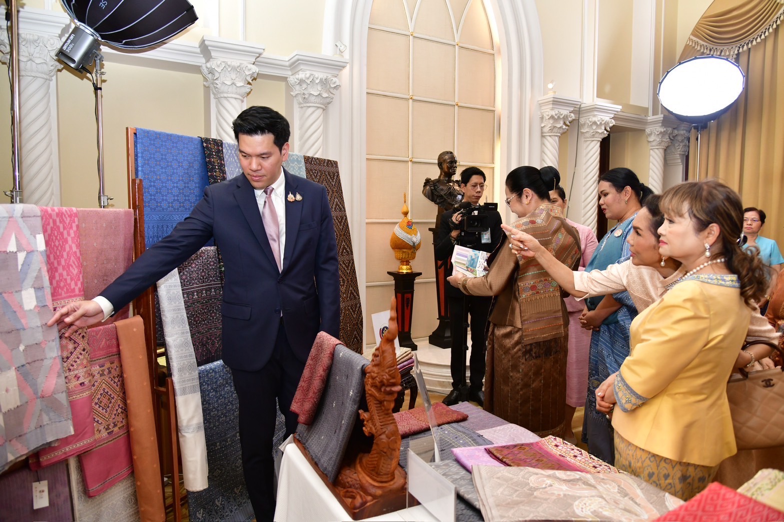 พช. จัดแสดงผลงาน “ผ้าไทยใส่ให้สนุก” ในโอกาสนายกรัฐมนตรี สปป.ลาว เยือนไทย