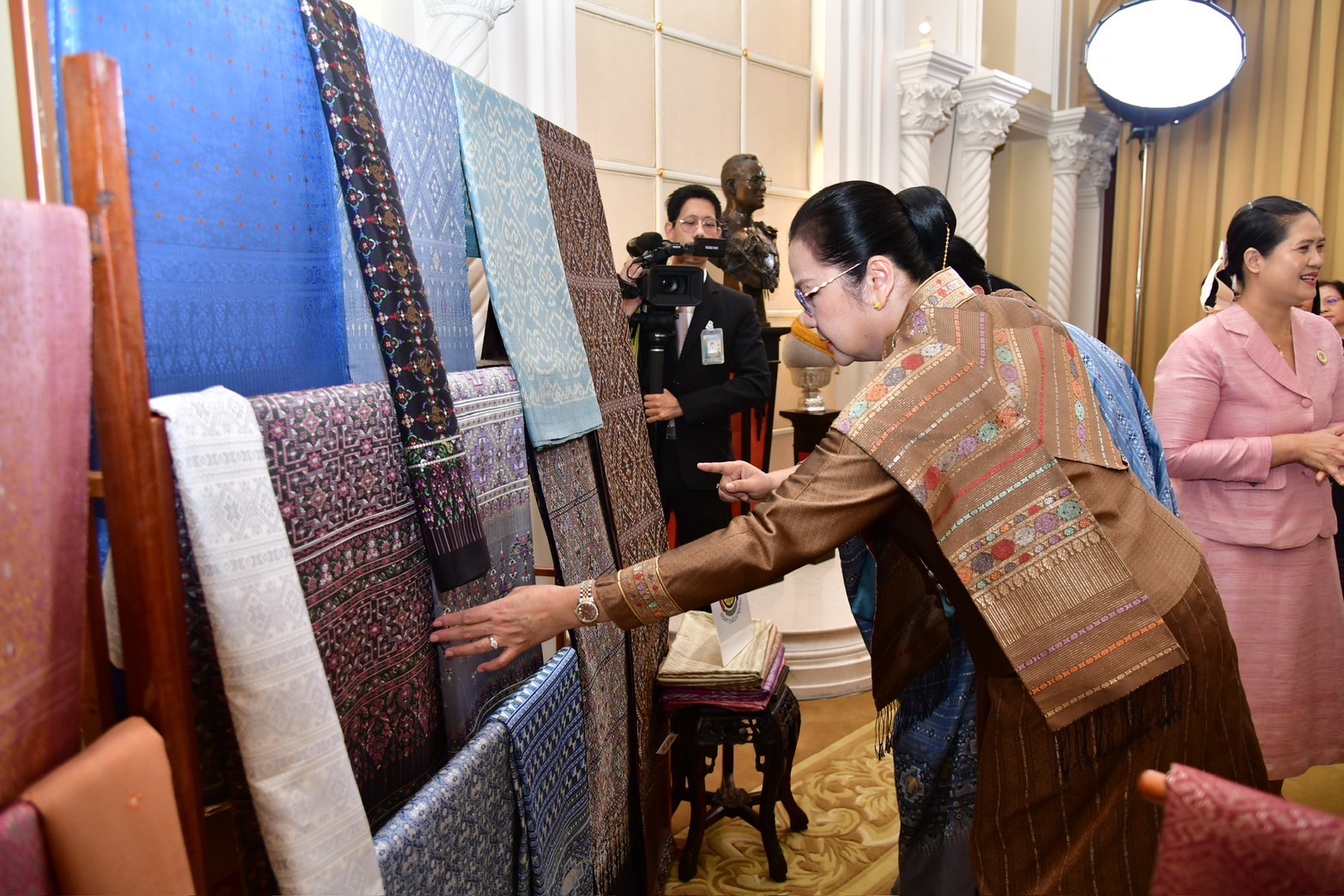 พช. จัดแสดงผลงาน “ผ้าไทยใส่ให้สนุก” ในโอกาสนายกรัฐมนตรี สปป.ลาว เยือนไทย