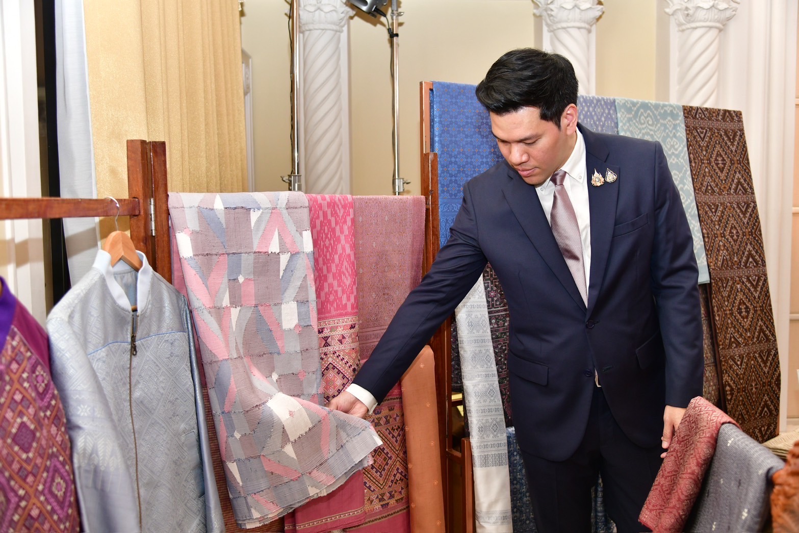 พช. จัดแสดงผลงาน “ผ้าไทยใส่ให้สนุก” ในโอกาสนายกรัฐมนตรี สปป.ลาว เยือนไทย