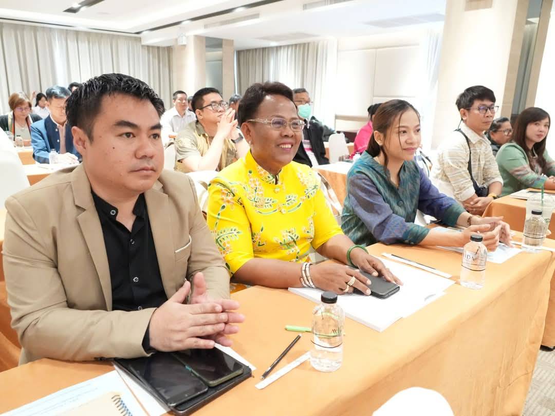 พช. ติวเข้มผู้ประกอบการชุมชนเชิงธุรกิจ ตามแนวทาง Soft Power สู่การพัฒนาที่ยั่งยืน จัดประชุมเชิงปฏิบัติการเพิ่มประสิทธิภาพการบริหารจัดการและพัฒนามาตรฐานสถาบันส่งเสริมความรู้ภูมิปัญญา (OTOP Academy)
