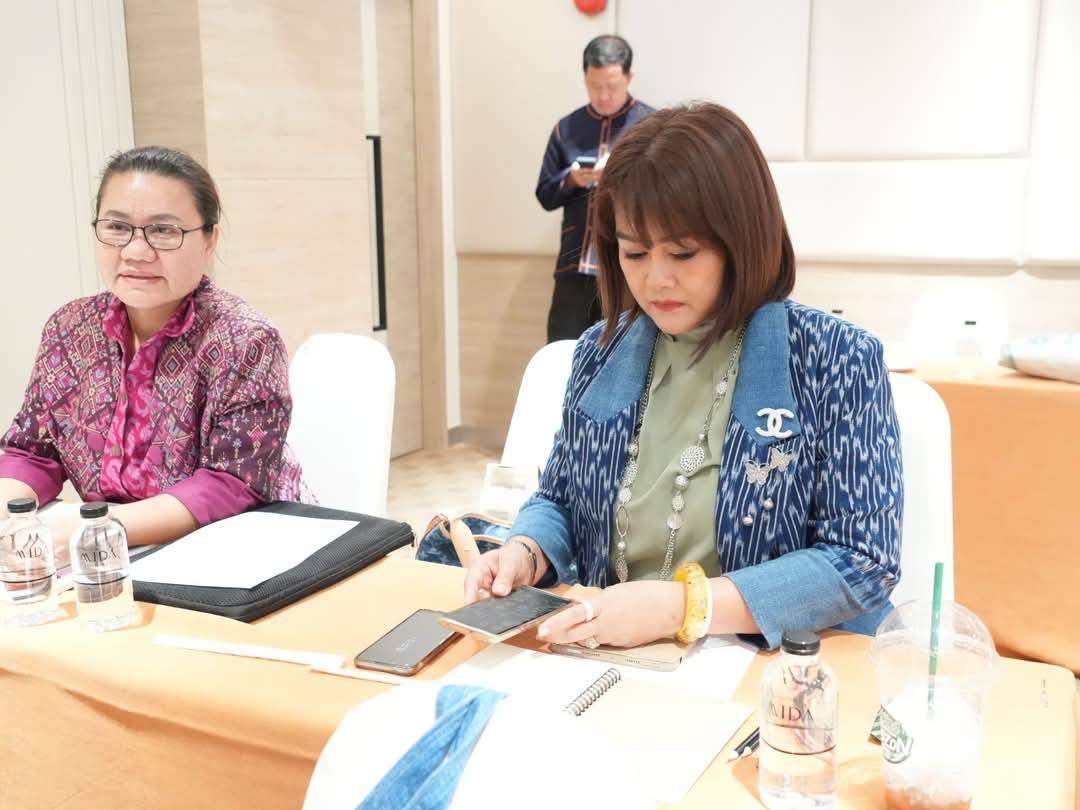 พช. ติวเข้มผู้ประกอบการชุมชนเชิงธุรกิจ ตามแนวทาง Soft Power สู่การพัฒนาที่ยั่งยืน จัดประชุมเชิงปฏิบัติการเพิ่มประสิทธิภาพการบริหารจัดการและพัฒนามาตรฐานสถาบันส่งเสริมความรู้ภูมิปัญญา (OTOP Academy)
